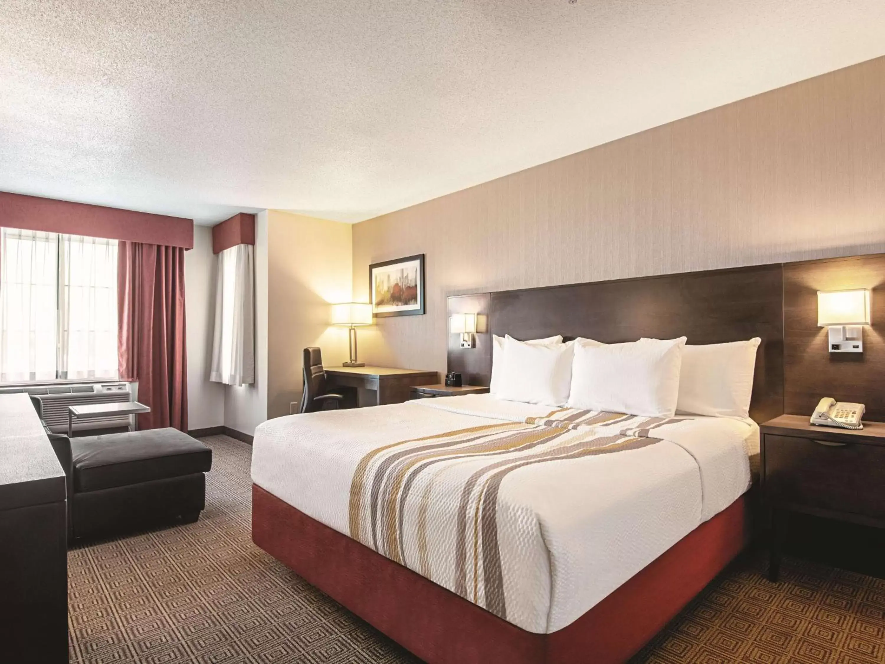 Photo of the whole room, Bed in La Quinta Inn by Wyndham Vancouver Airport