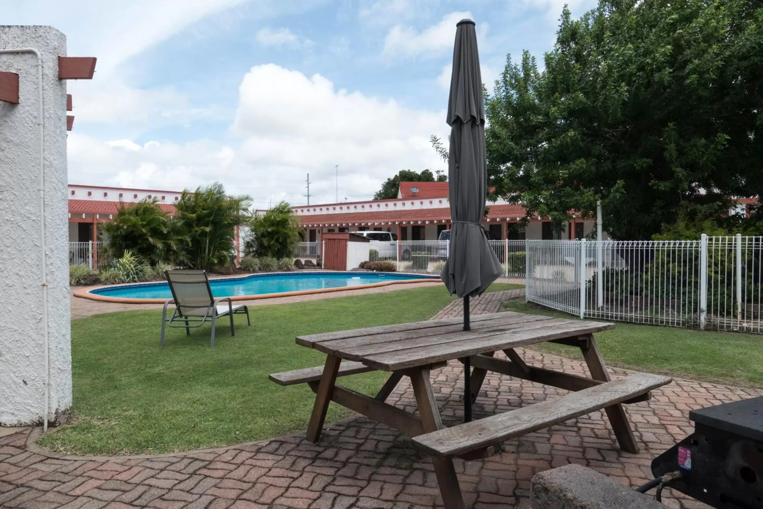 Natural landscape, Swimming Pool in Bundaberg Spanish Motor Inn