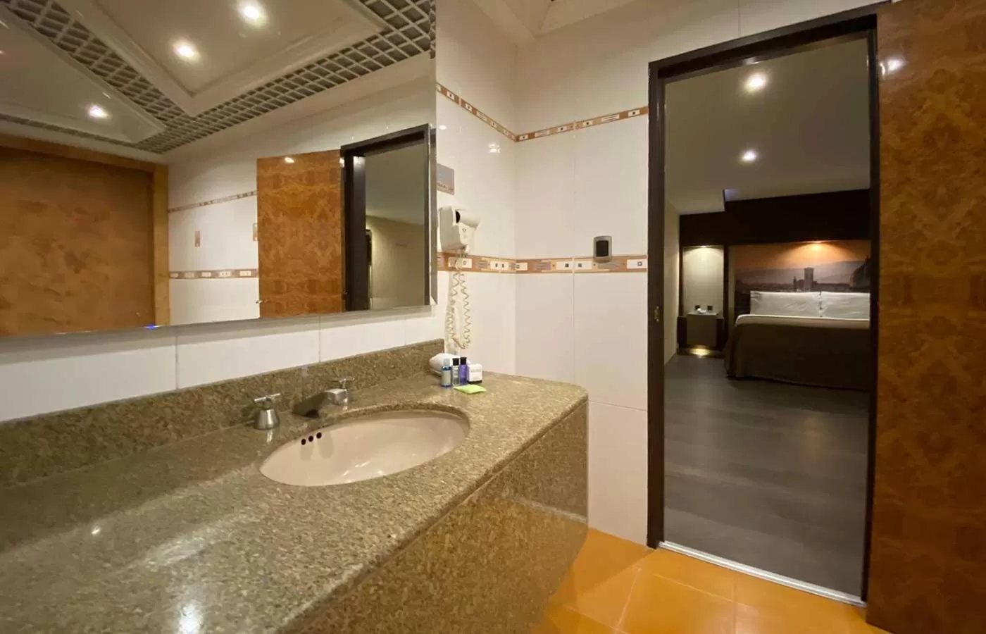 Bathroom, Bed in Hotel Escala Central del Norte
