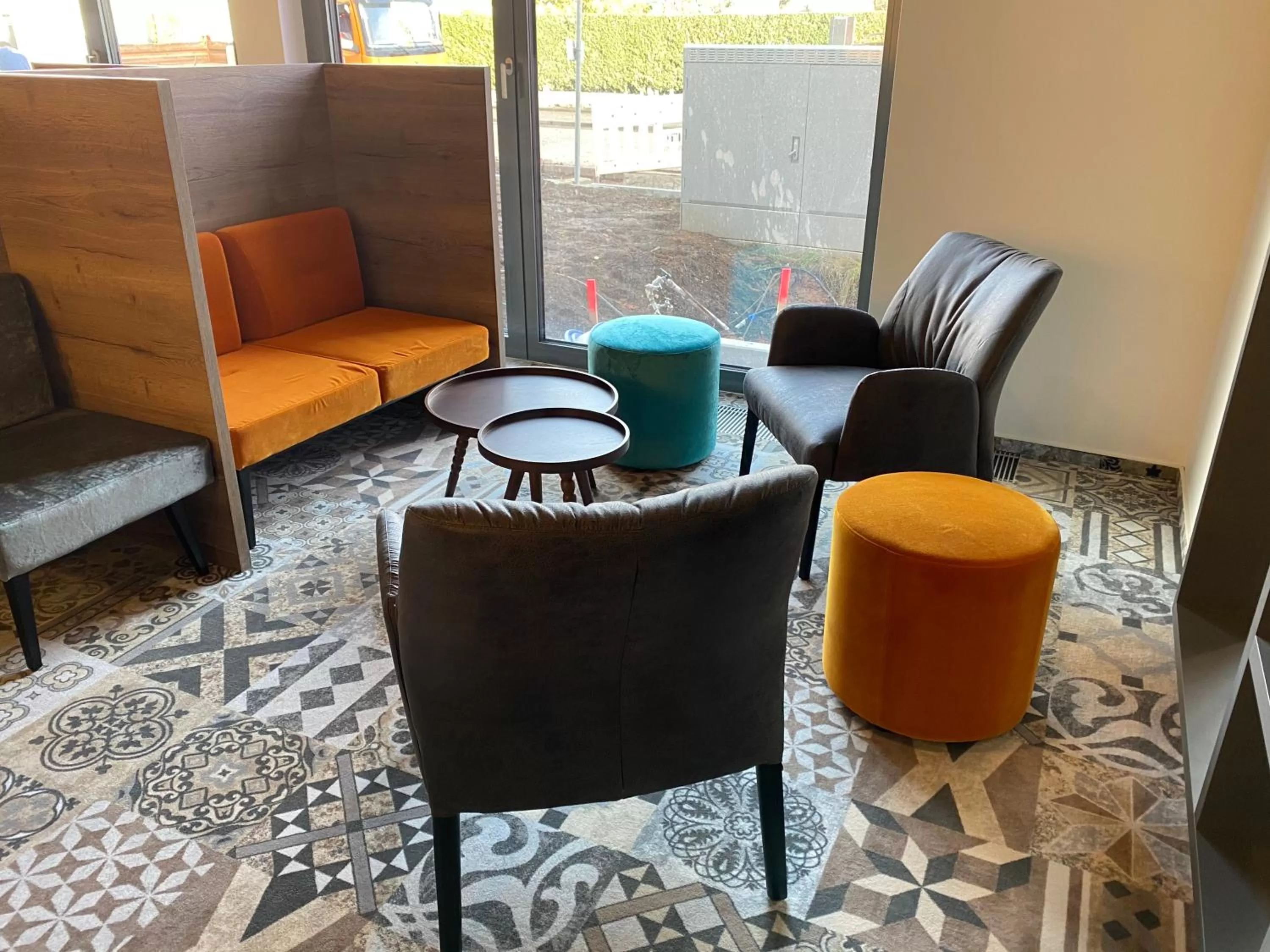 Restaurant/places to eat in Emils Hotel