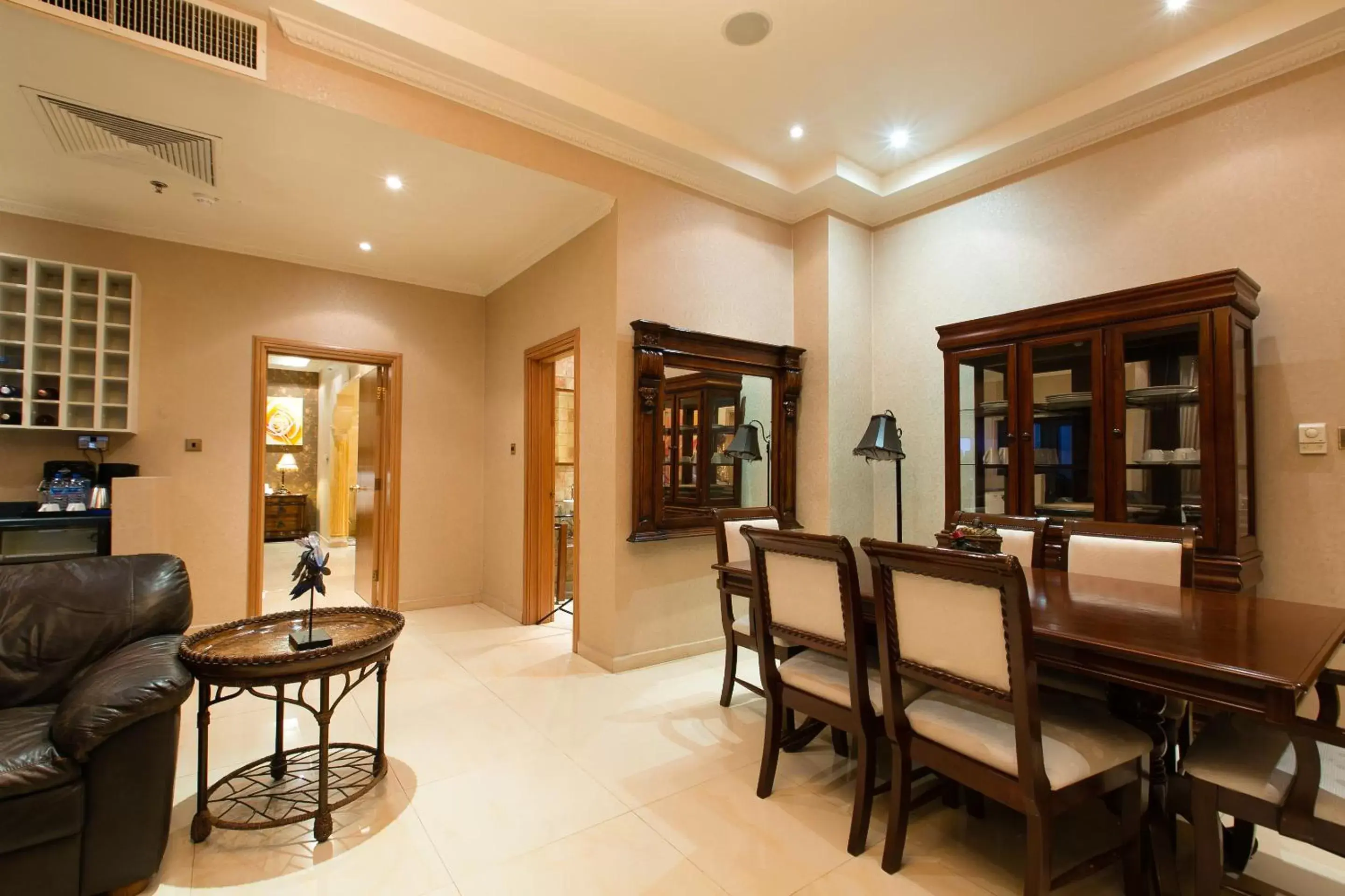 Dining Area in Victoria Crown Plaza Hotel