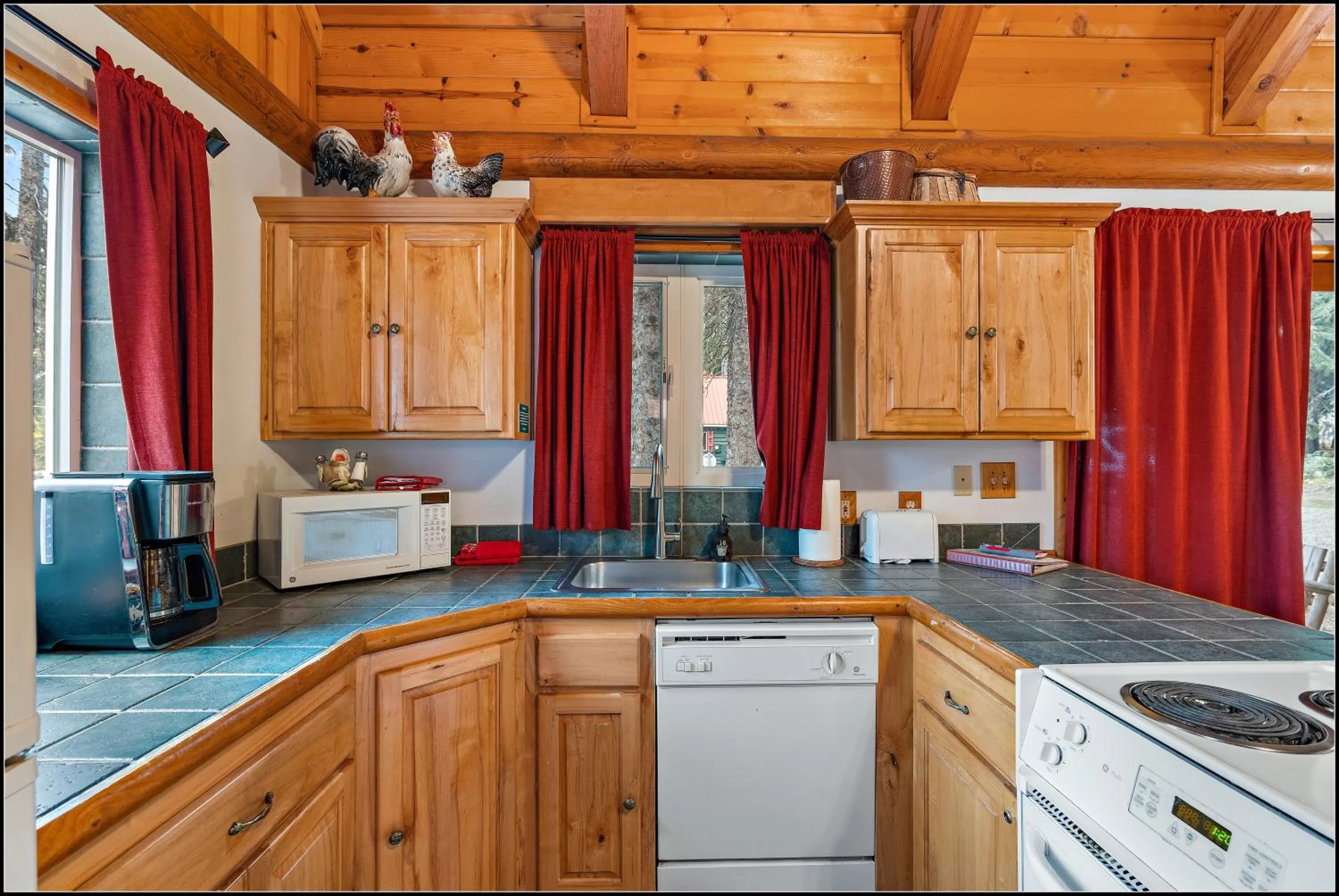 Kitchen or kitchenette in Brundage Bungalows