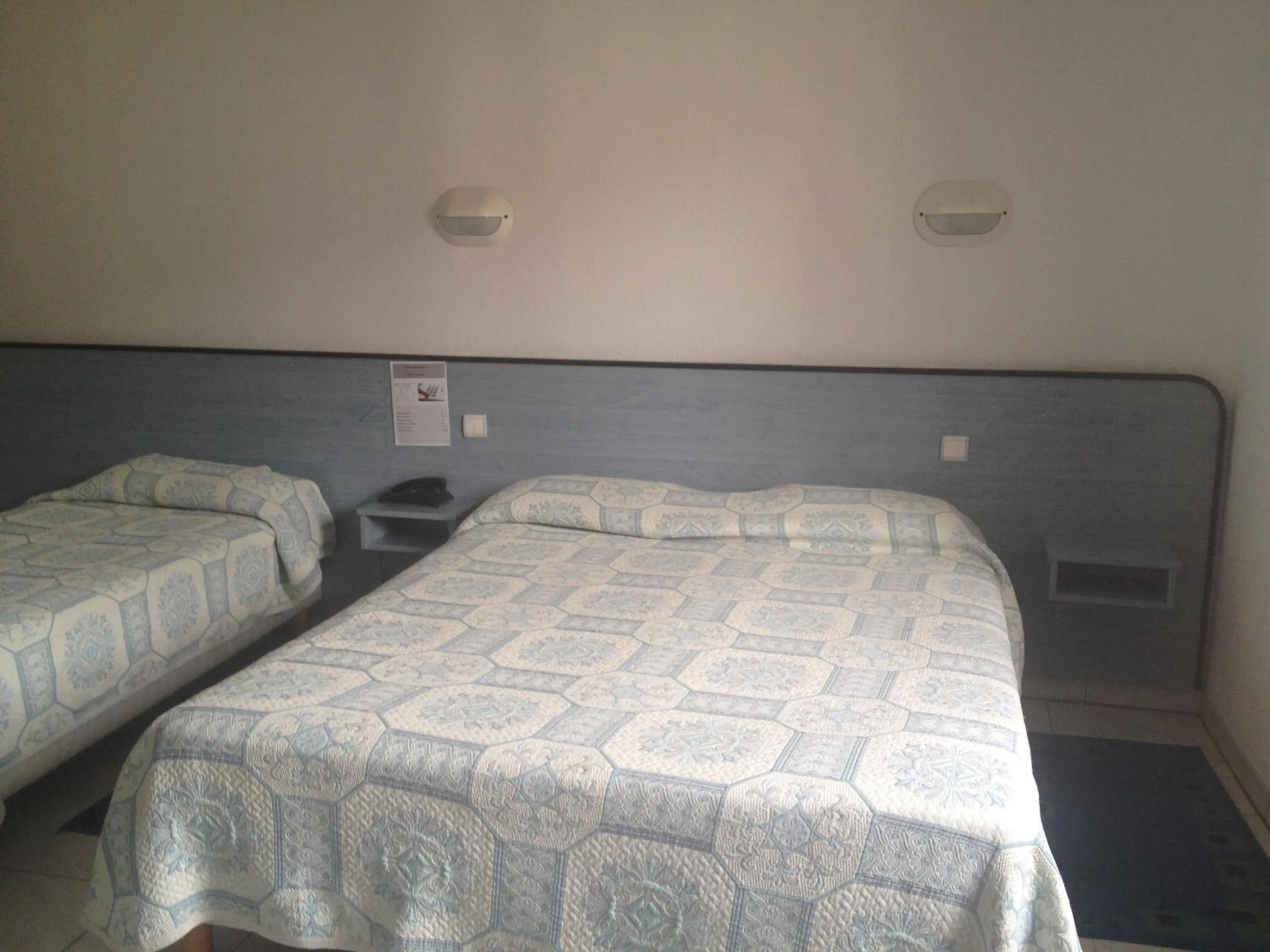 Bed in Hotel Le Strasbourg