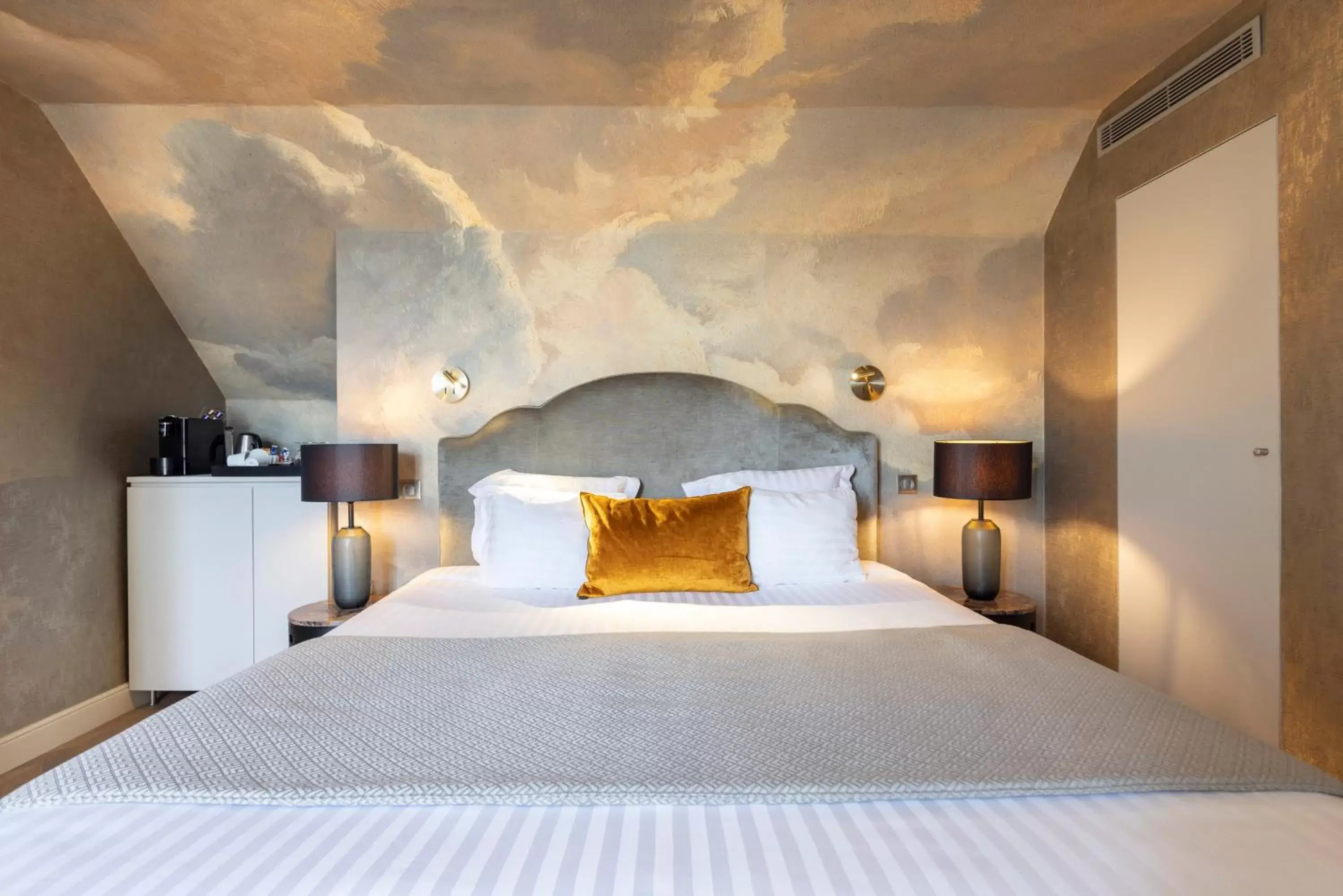 Bed in Hotel Residence Foch