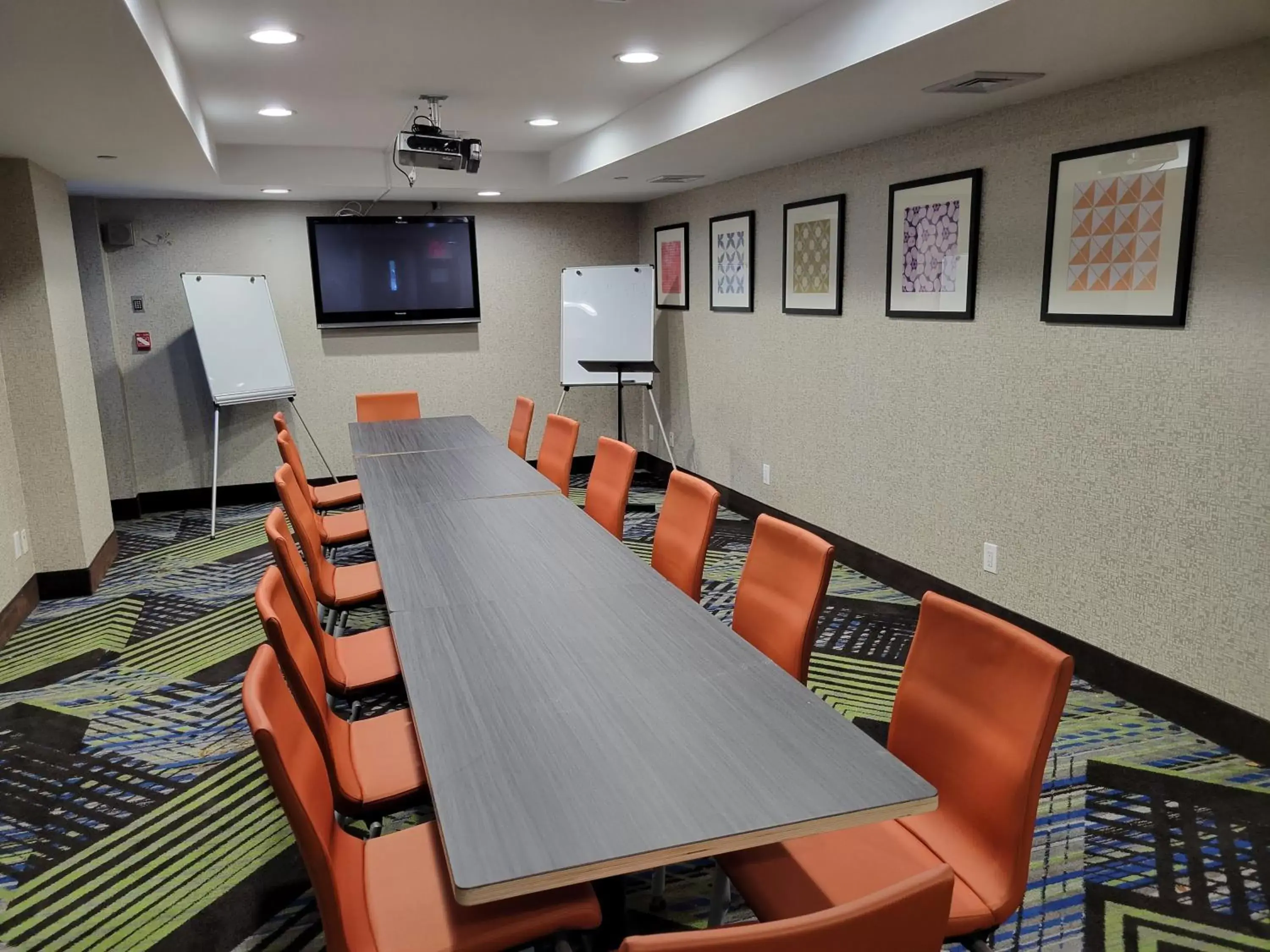 Meeting/conference room in Holiday Inn Express Maspeth, an IHG Hotel
