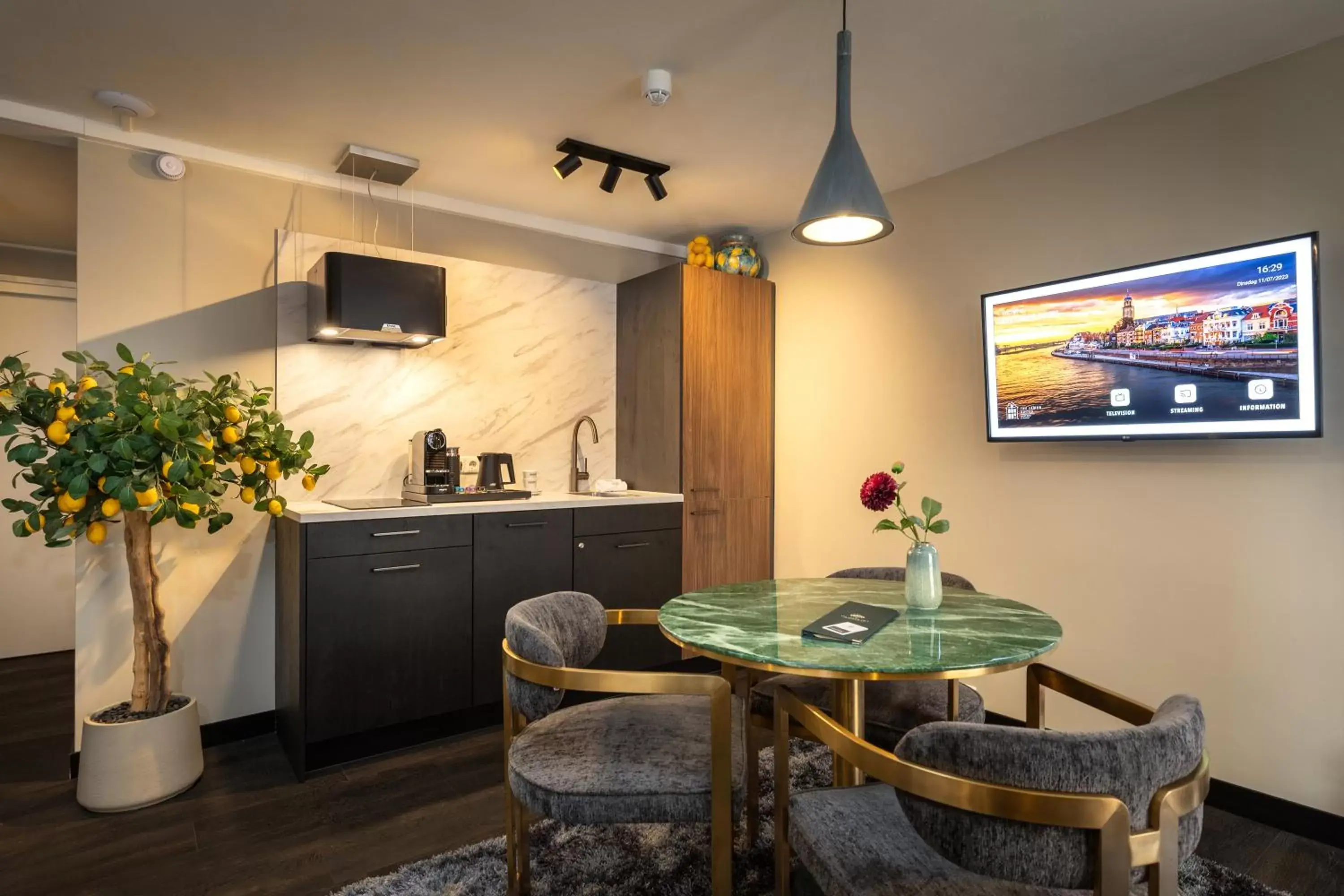 Kitchen or kitchenette, Dining Area in The Lemon Suites