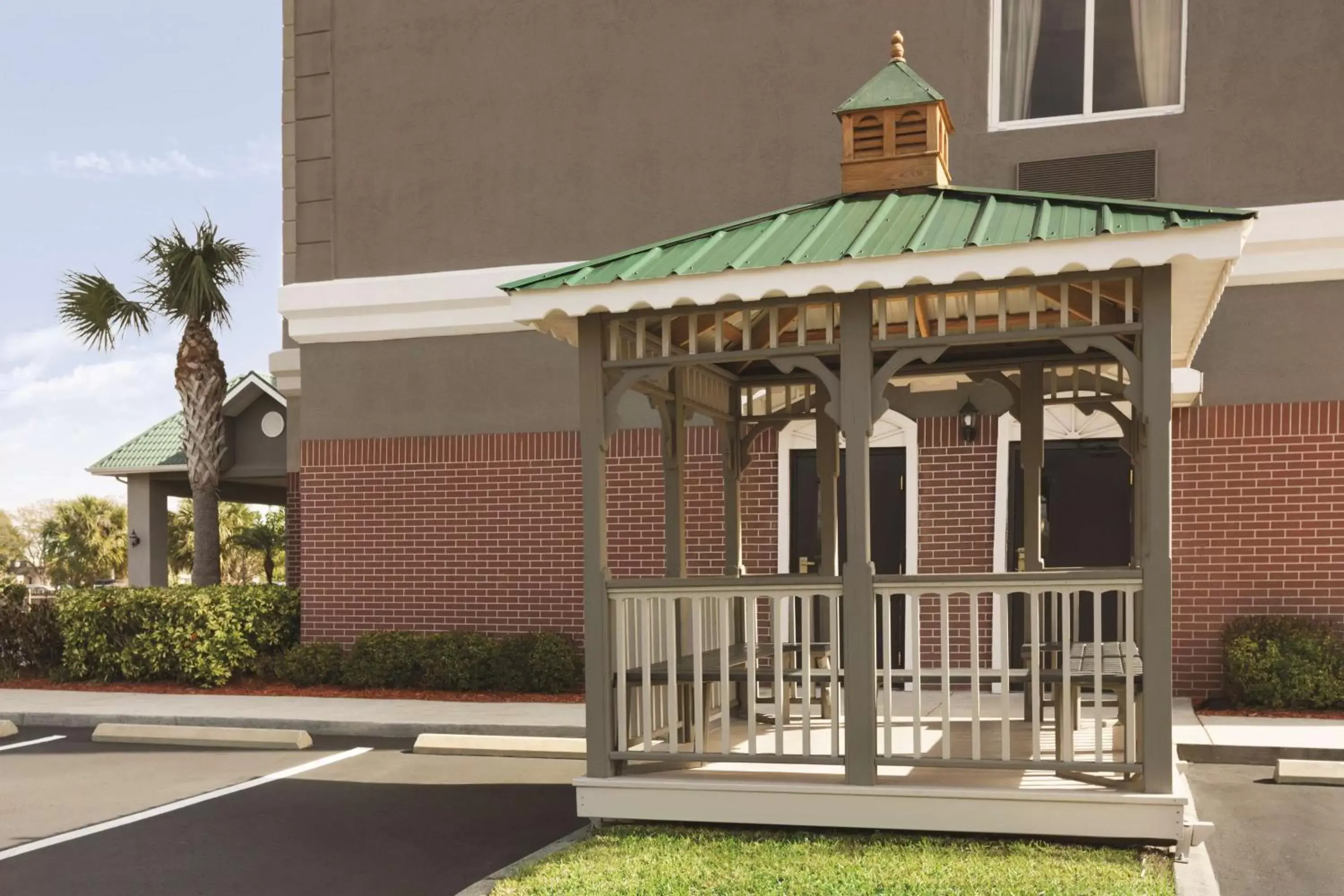 Property Building in Country Inn & Suites by Radisson, St. Petersburg - Clearwater, FL