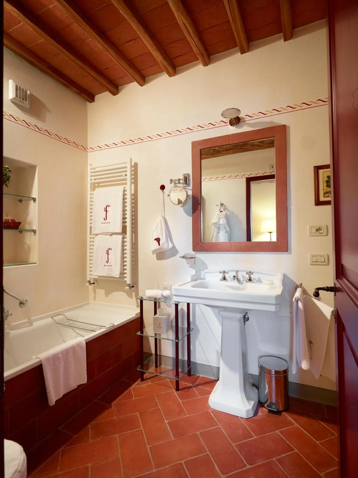 Bathroom, Bed in Hotel Le Fontanelle