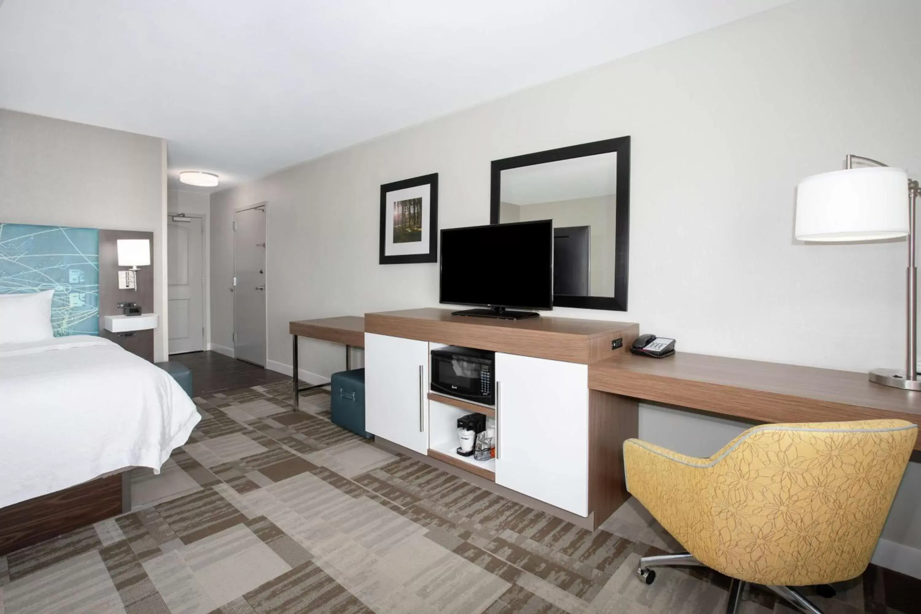 Bedroom, TV/Entertainment Center in Hampton Inn Bellevue