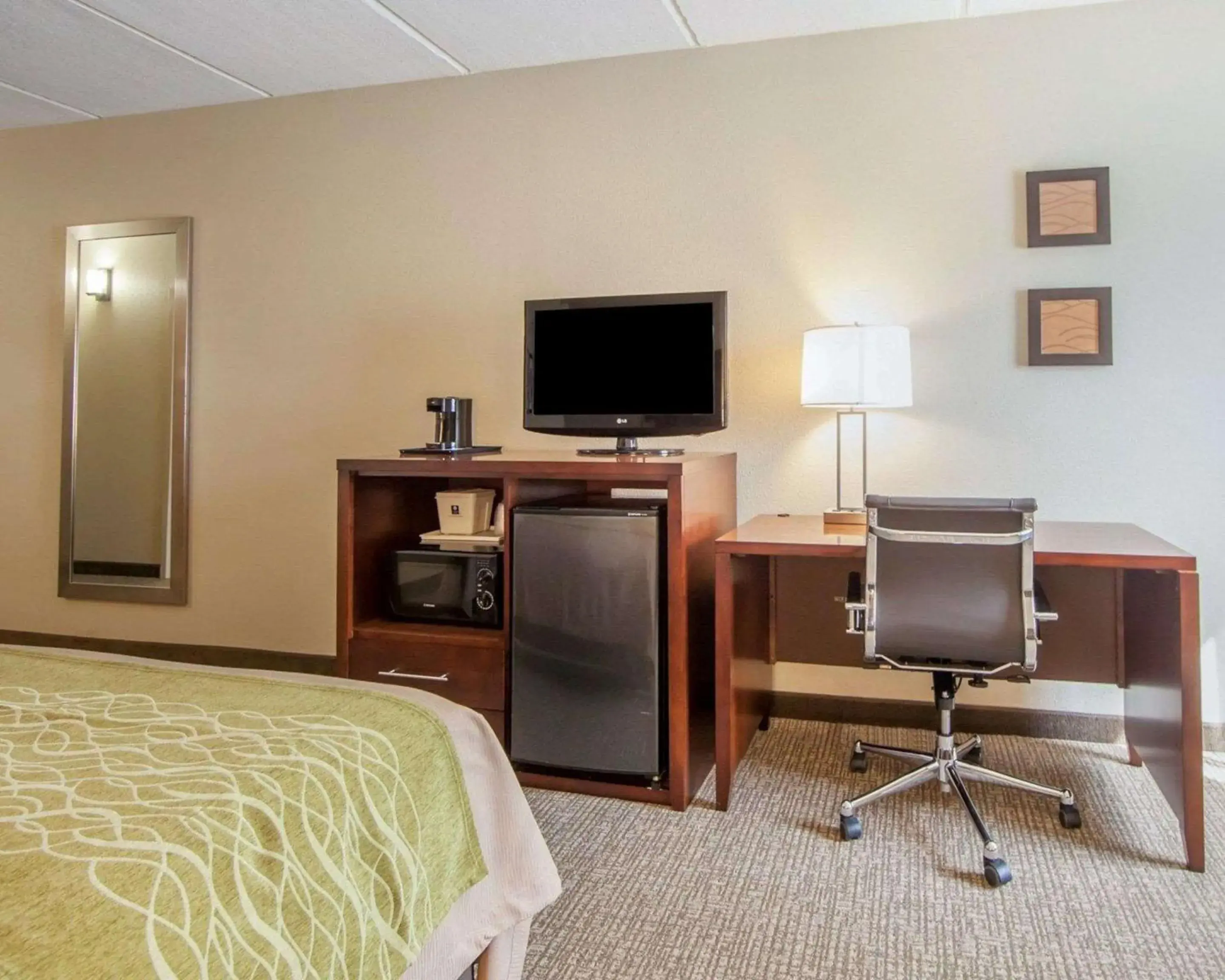 Photo of the whole room, TV/Entertainment Center in Comfort Inn at Royal Blue