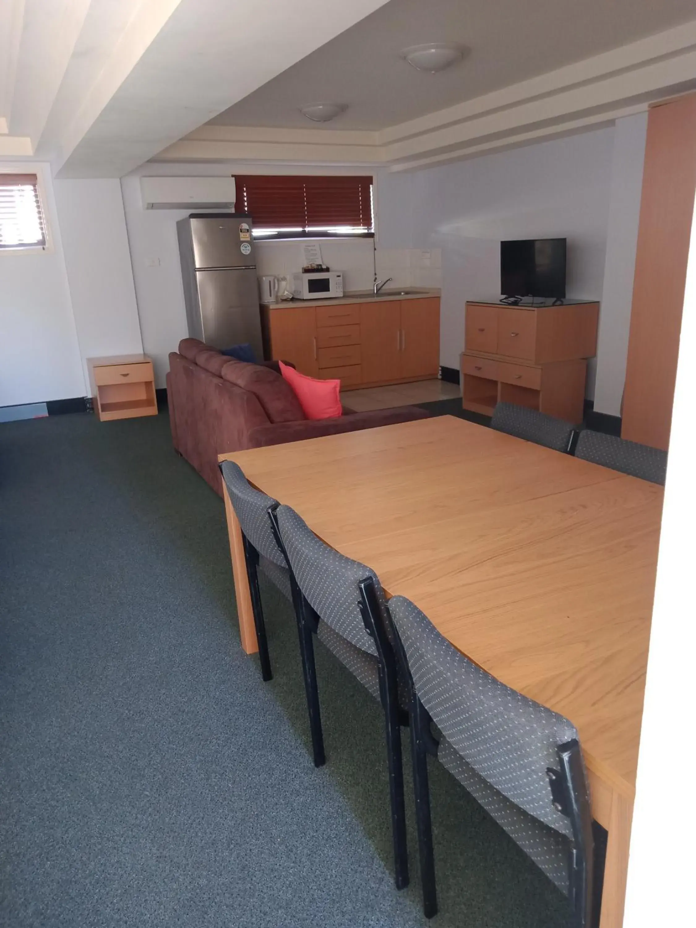 TV and multimedia, Dining Area in Annerley Motor Inn