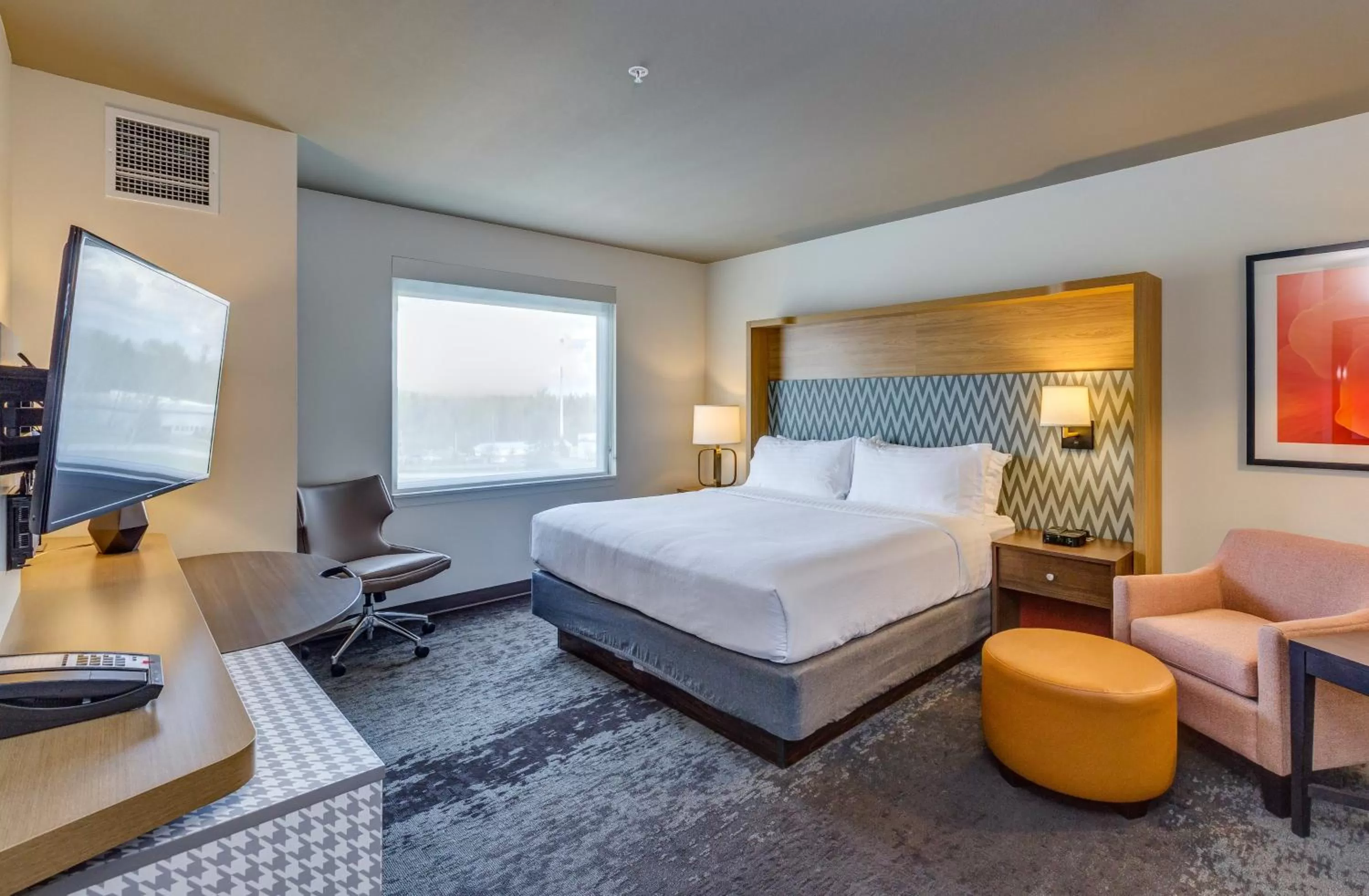 Photo of the whole room, Bed in Holiday Inn & Suites Bellingham by IHG