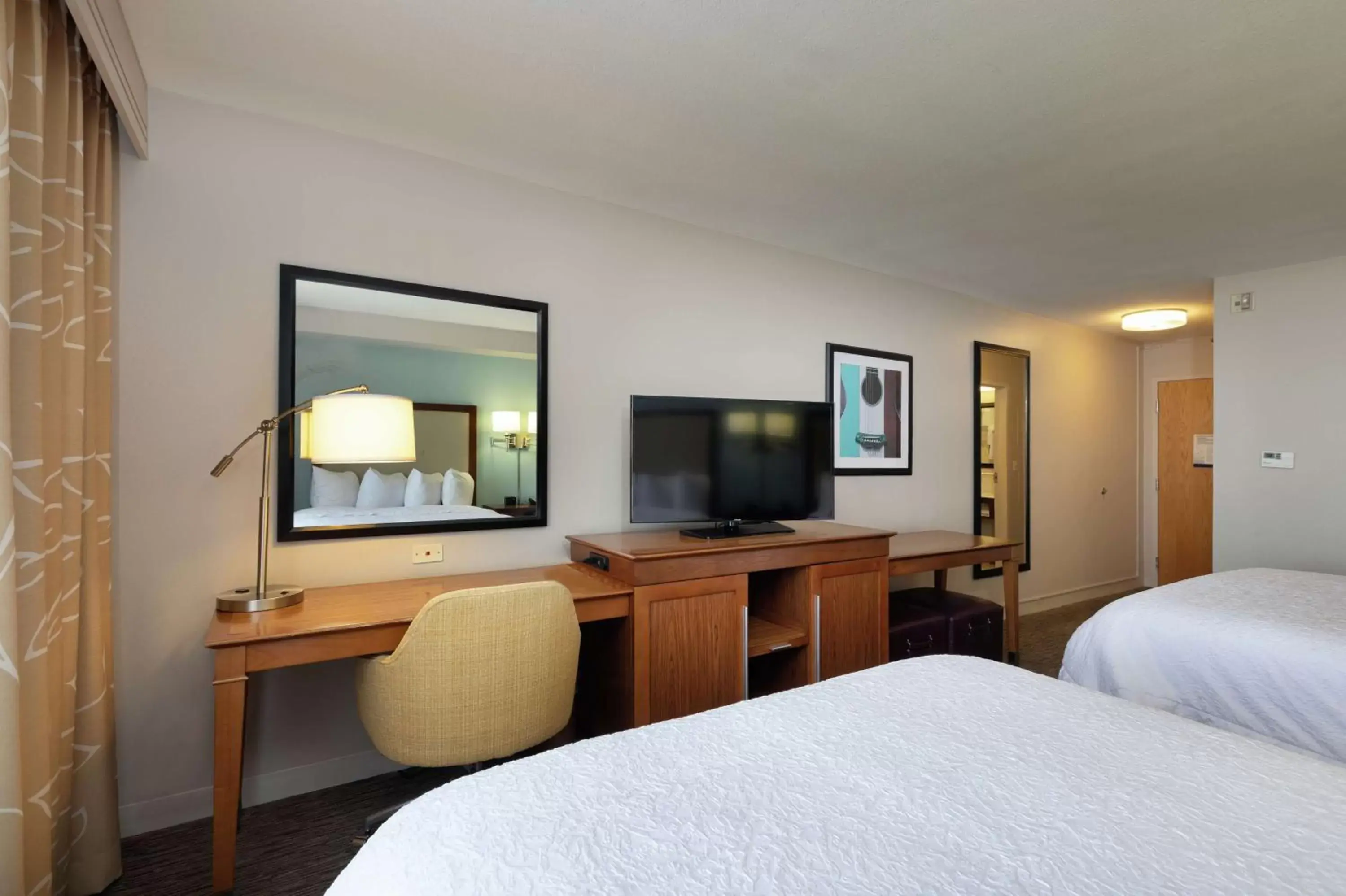 Bedroom, TV/Entertainment Center in Hampton Inn & Suites-Austin Airport