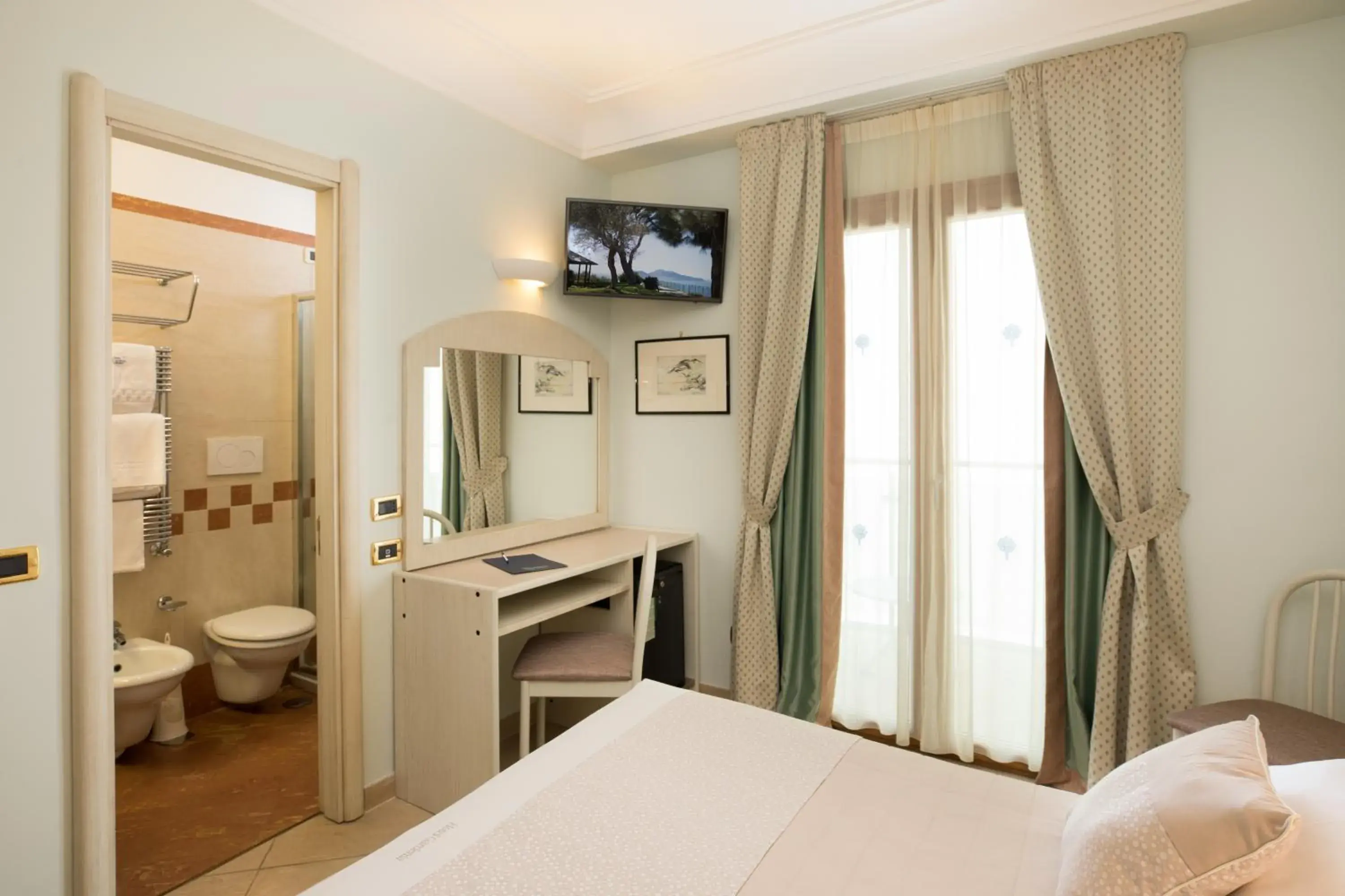 TV and multimedia in Comfort Hotel Gardenia Sorrento Coast