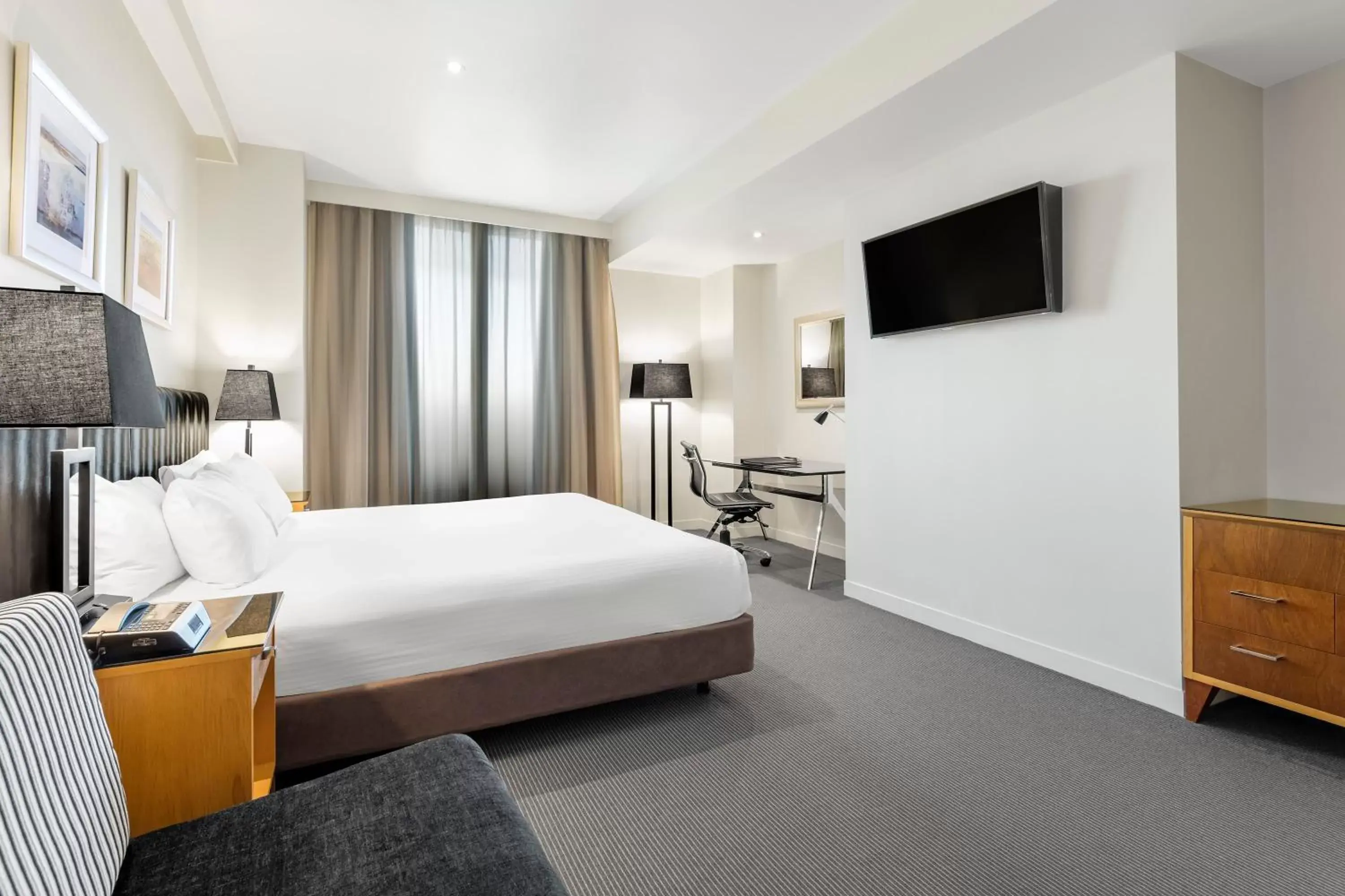 Bedroom, TV/Entertainment Center in Radisson On Flagstaff Gardens Melbourne