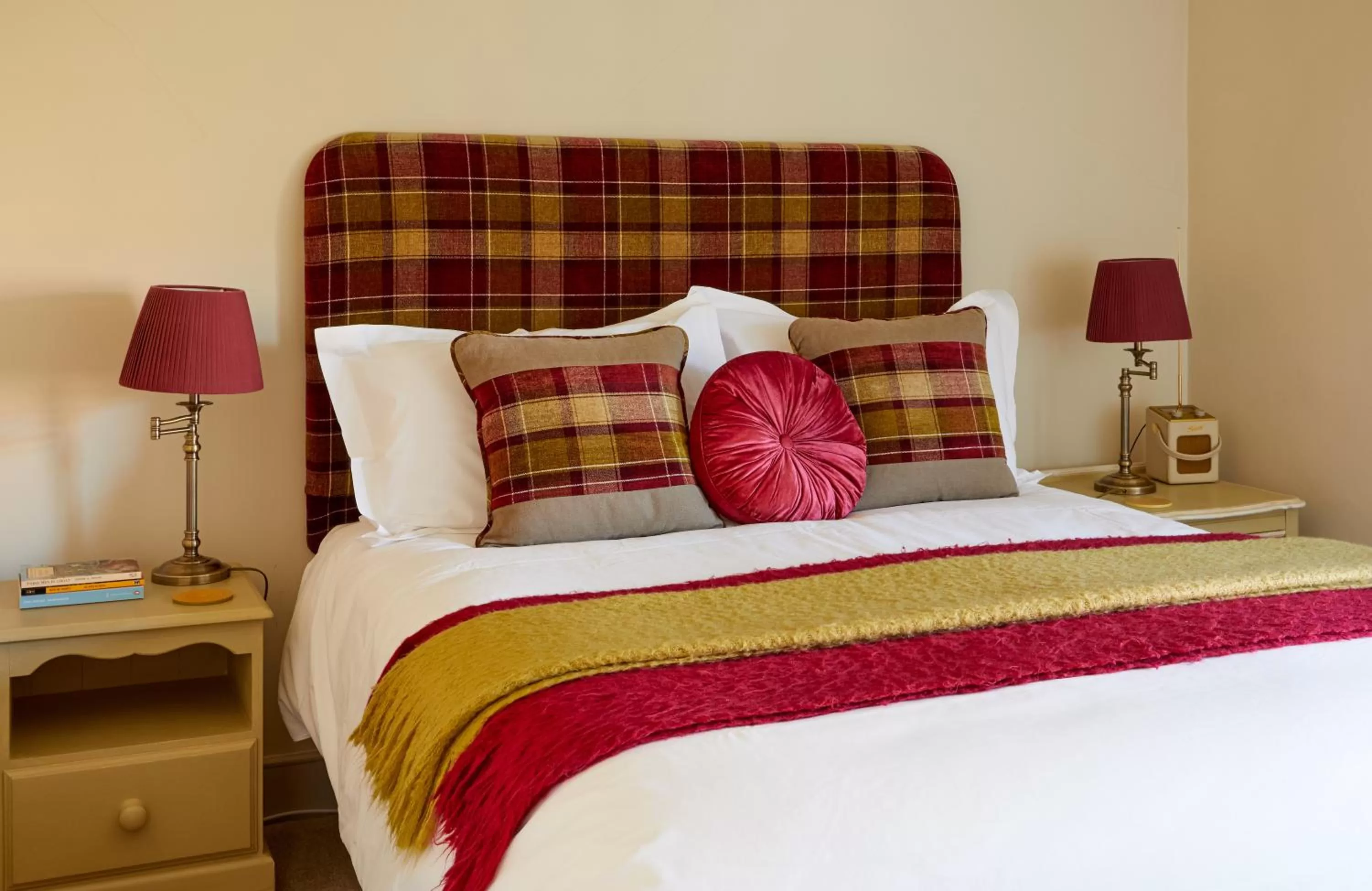 Bedroom, Bed in The Greyhound Inn