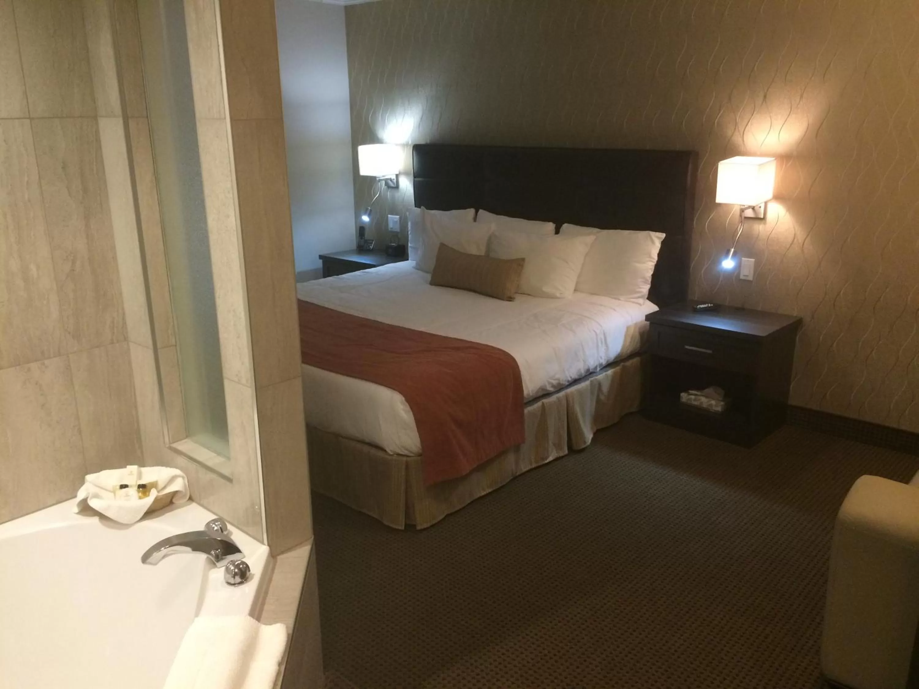 Bedroom, Bed in Auberge l'Ambassadeur