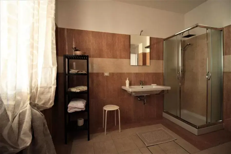 Shower, Bathroom in Radices Bed & Breakfast