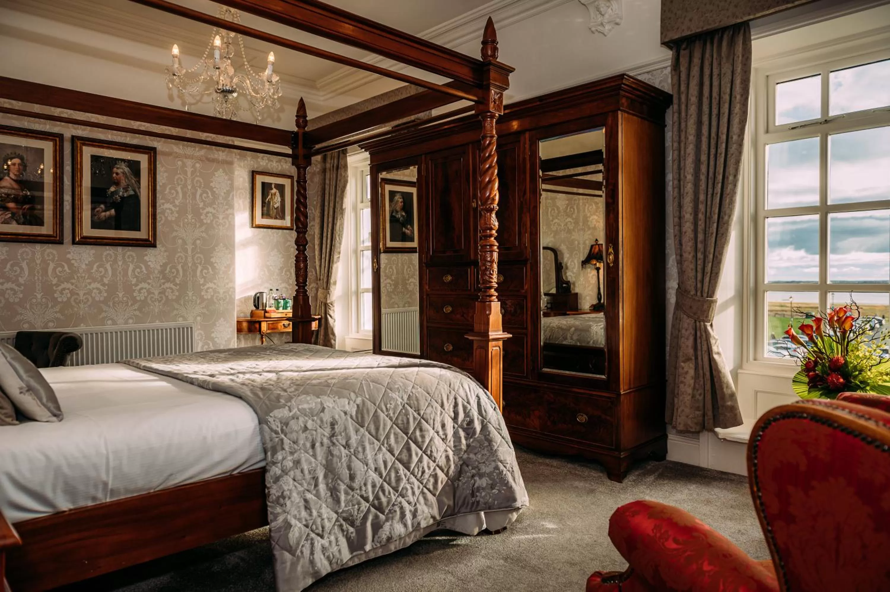 Bed in The Queens Hotel