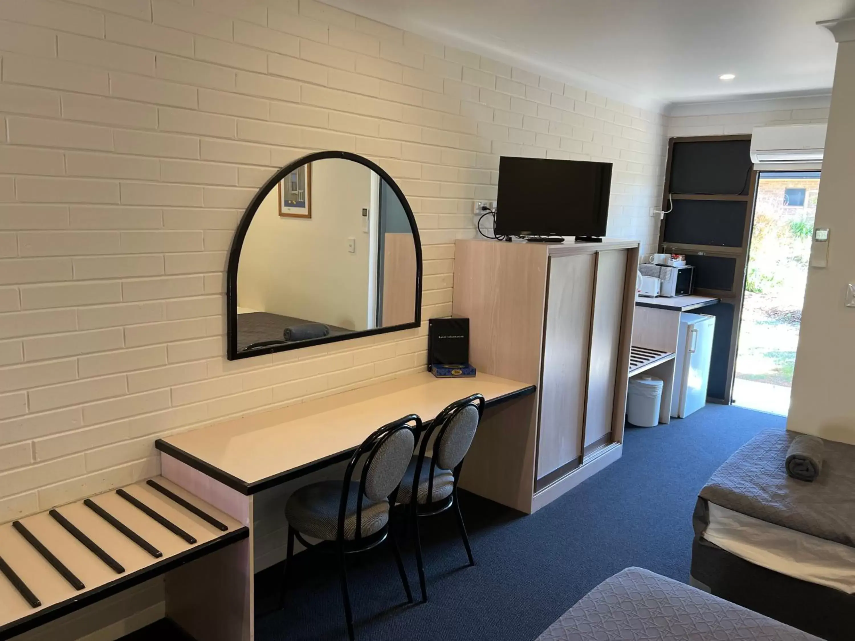 TV/Entertainment Center in Albert Park Motor Inn-KING BED IN EVERY ROOM-RENOVATED 2022