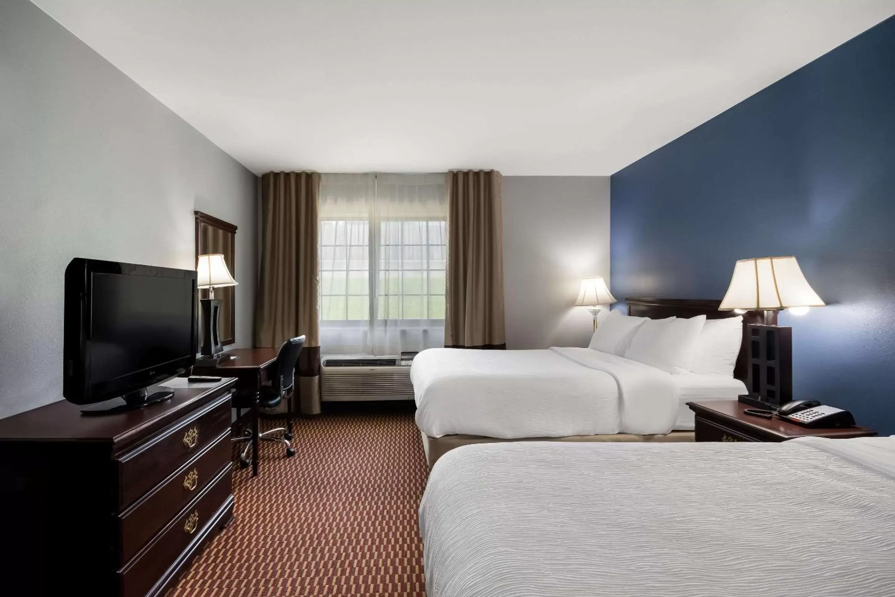 Bedroom, TV/Entertainment Center in Quality Inn & Suites Oklahoma City North