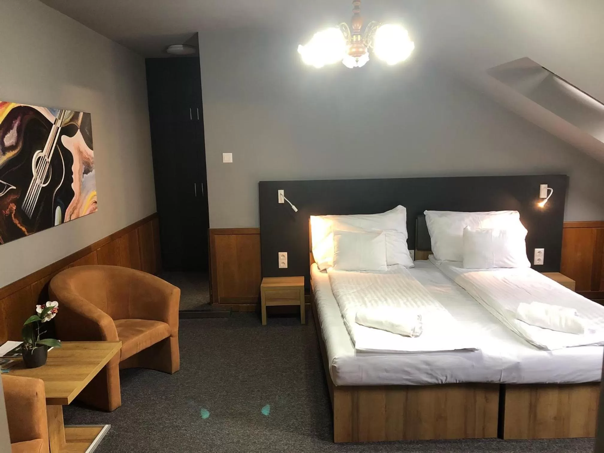 Bed in Svájci Lak Panzió