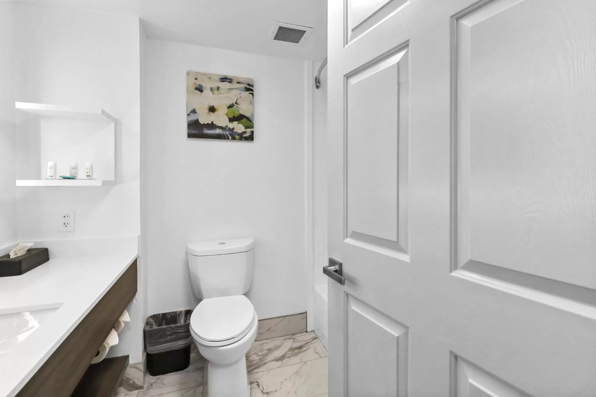 Bathroom in La Quinta by Wyndham Atlanta South - Newnan