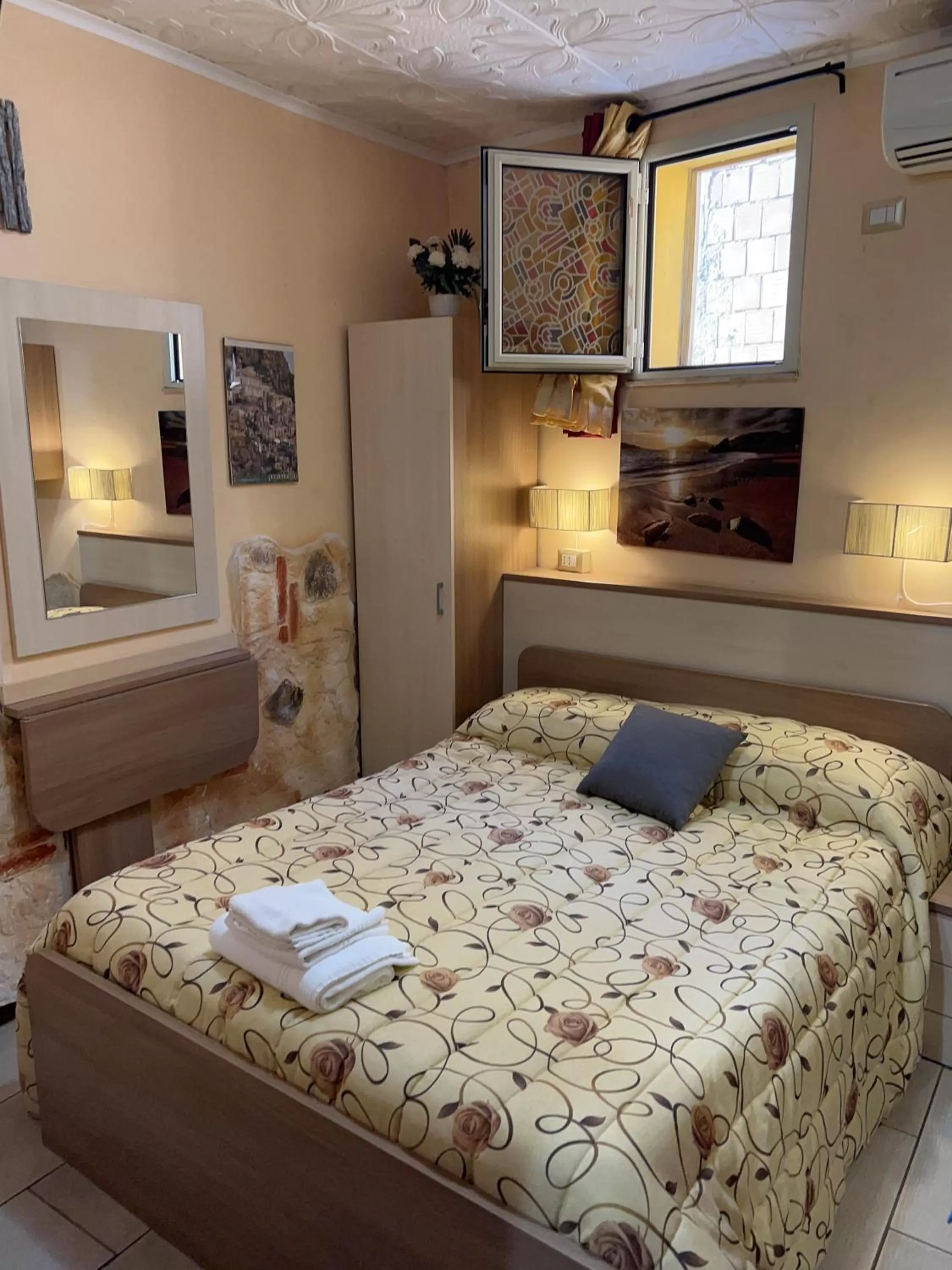 Photo of the whole room, Bed in Golden Dreams B&B