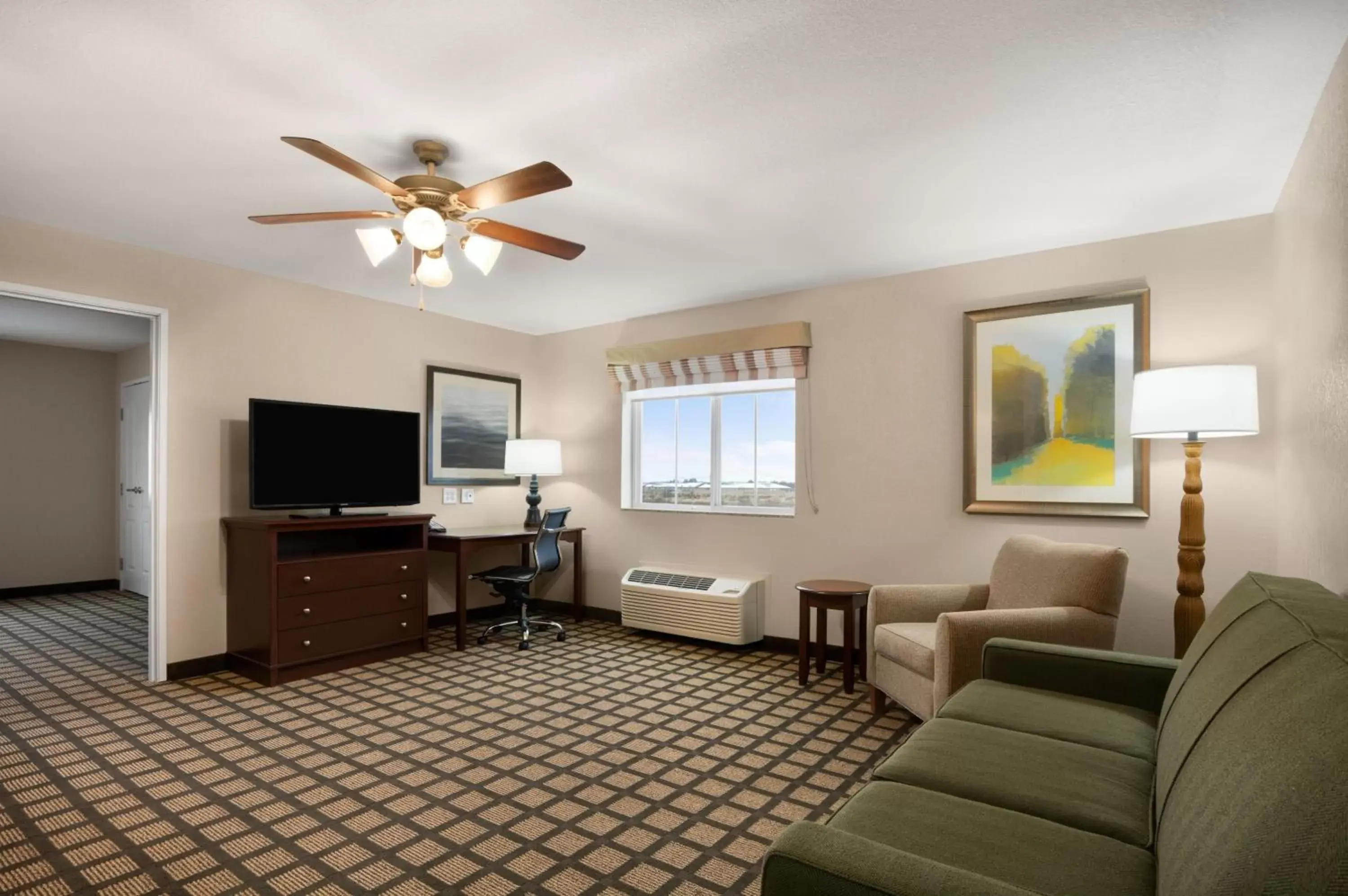 Living room, Seating Area in Baymont Inn & Suites by Wyndham Odessa