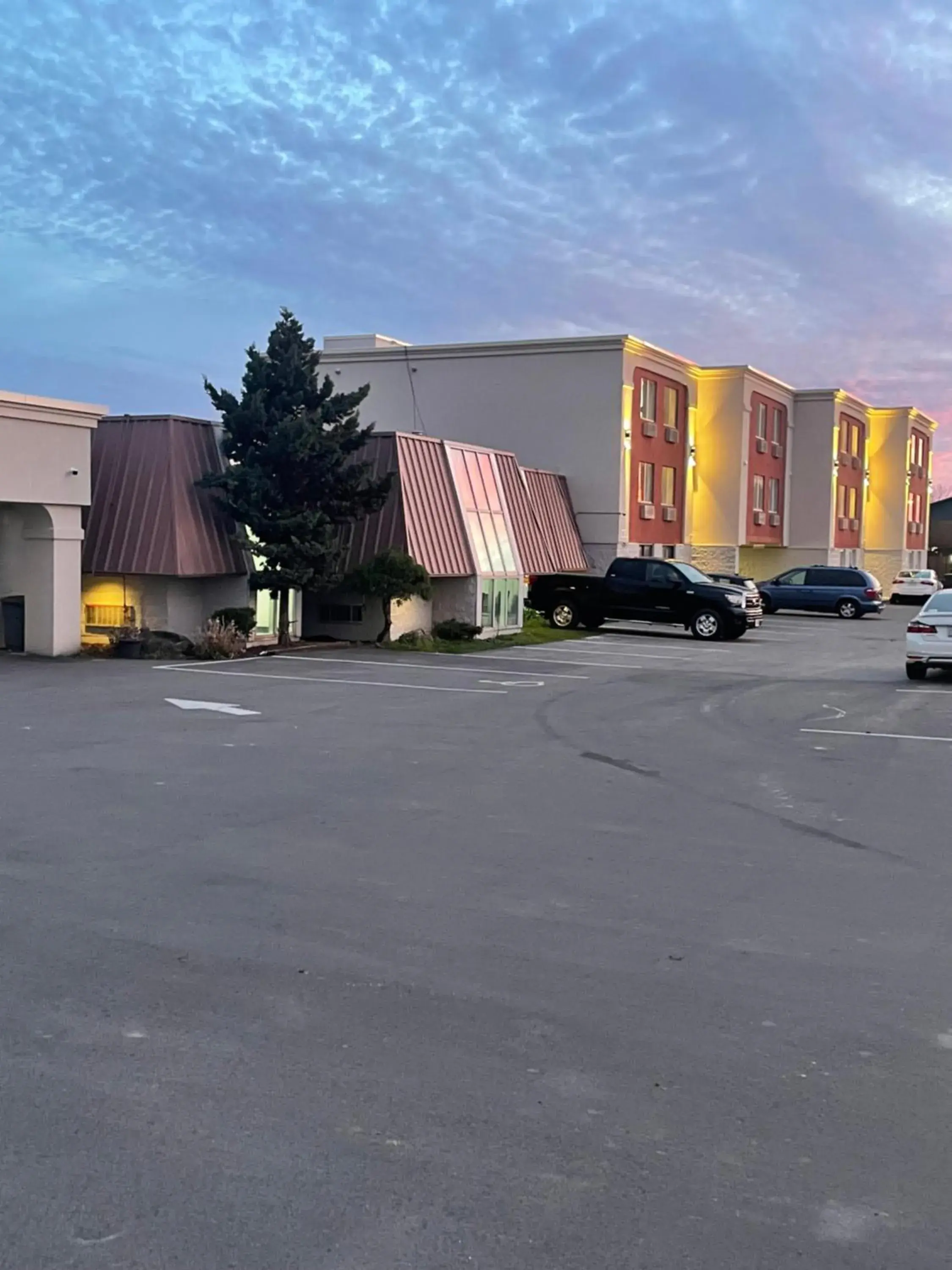 Property building in Niagara Lodge & Suites Property building in Niagara Lodge & Suites