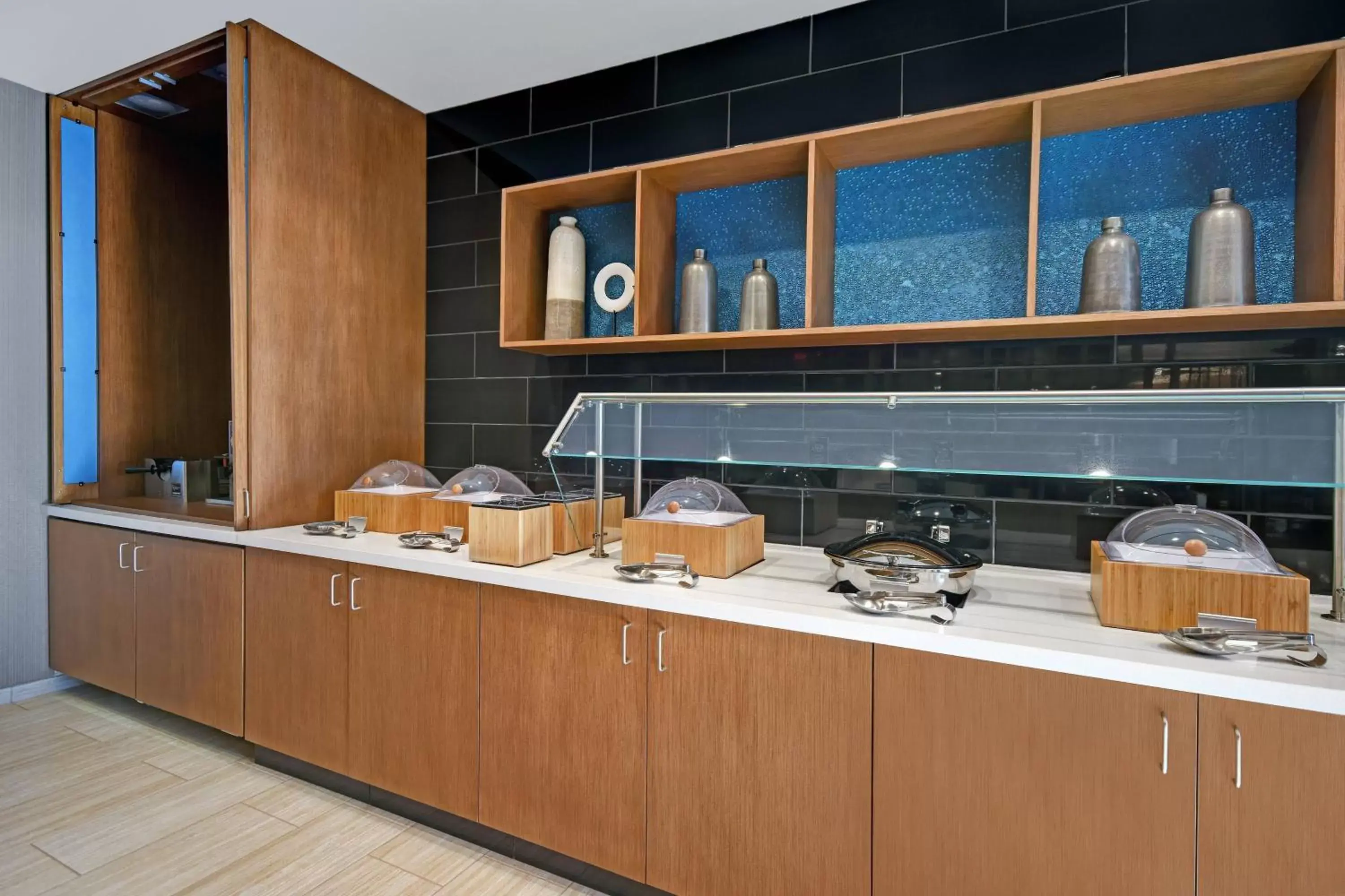 Breakfast, Kitchen/Kitchenette in SpringHill Suites by Marriott St. Paul Arden Hills