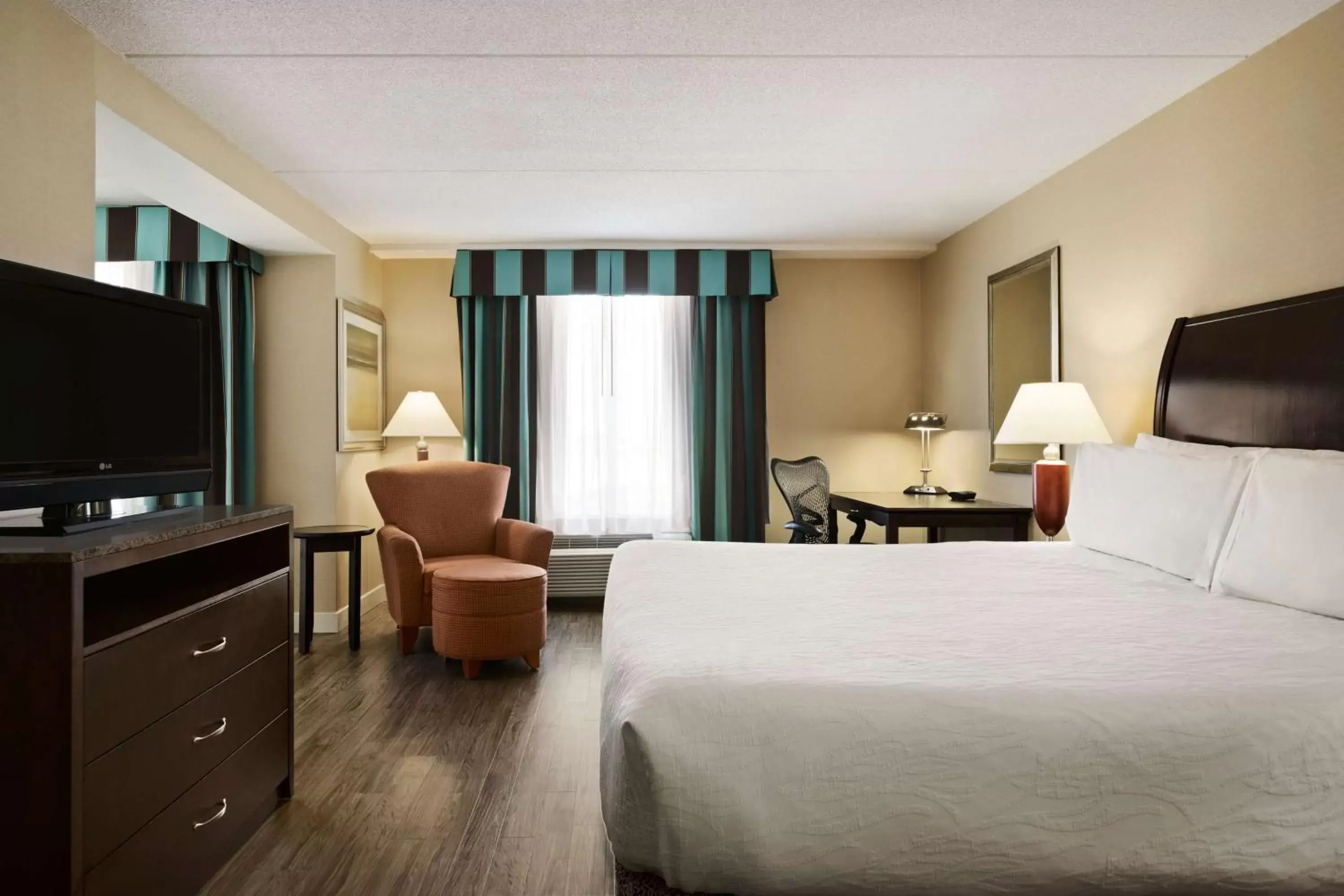 Bedroom, TV/Entertainment Center in Hilton Garden Inn Toronto/Vaughan
