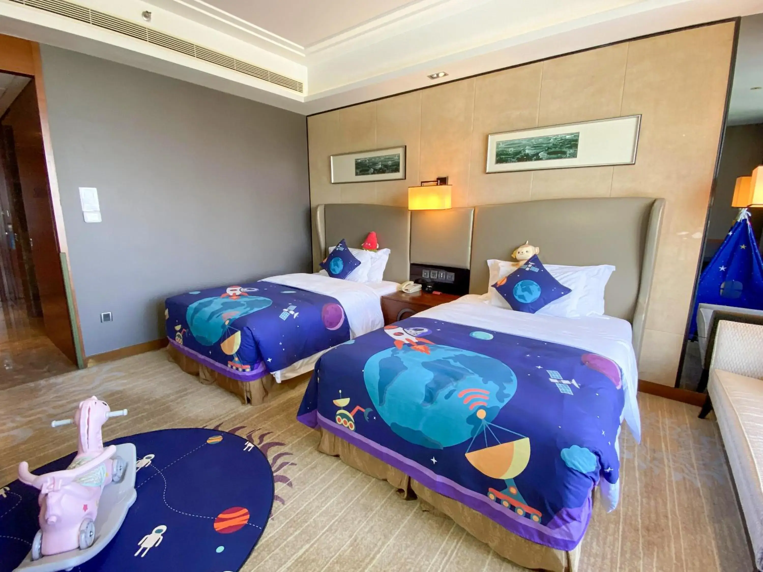children, Bed in Crowne Plaza Huizhou, an IHG Hotel