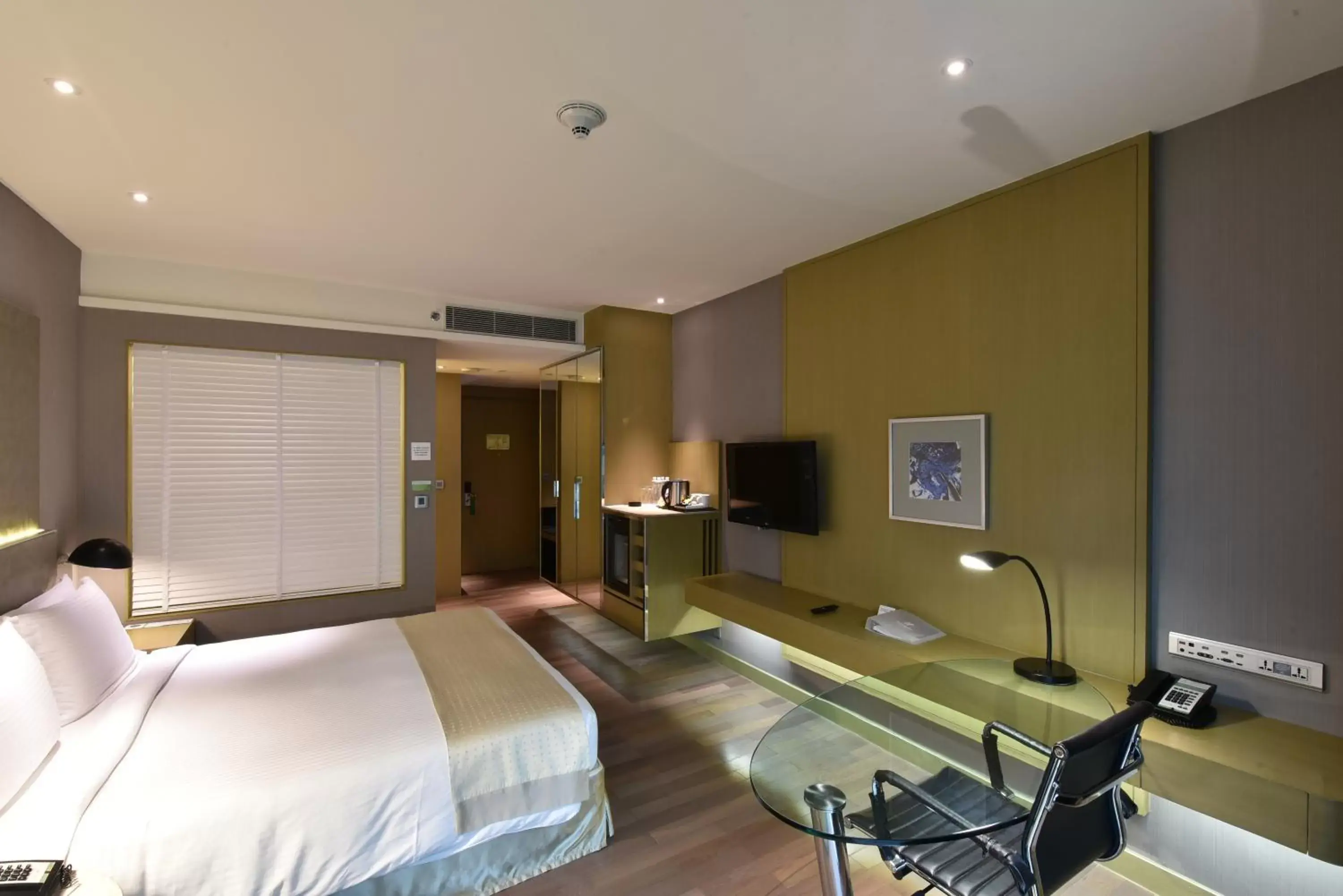 Bed, TV/Entertainment Center in Holiday Inn New Delhi International Airport, an IHG Hotel