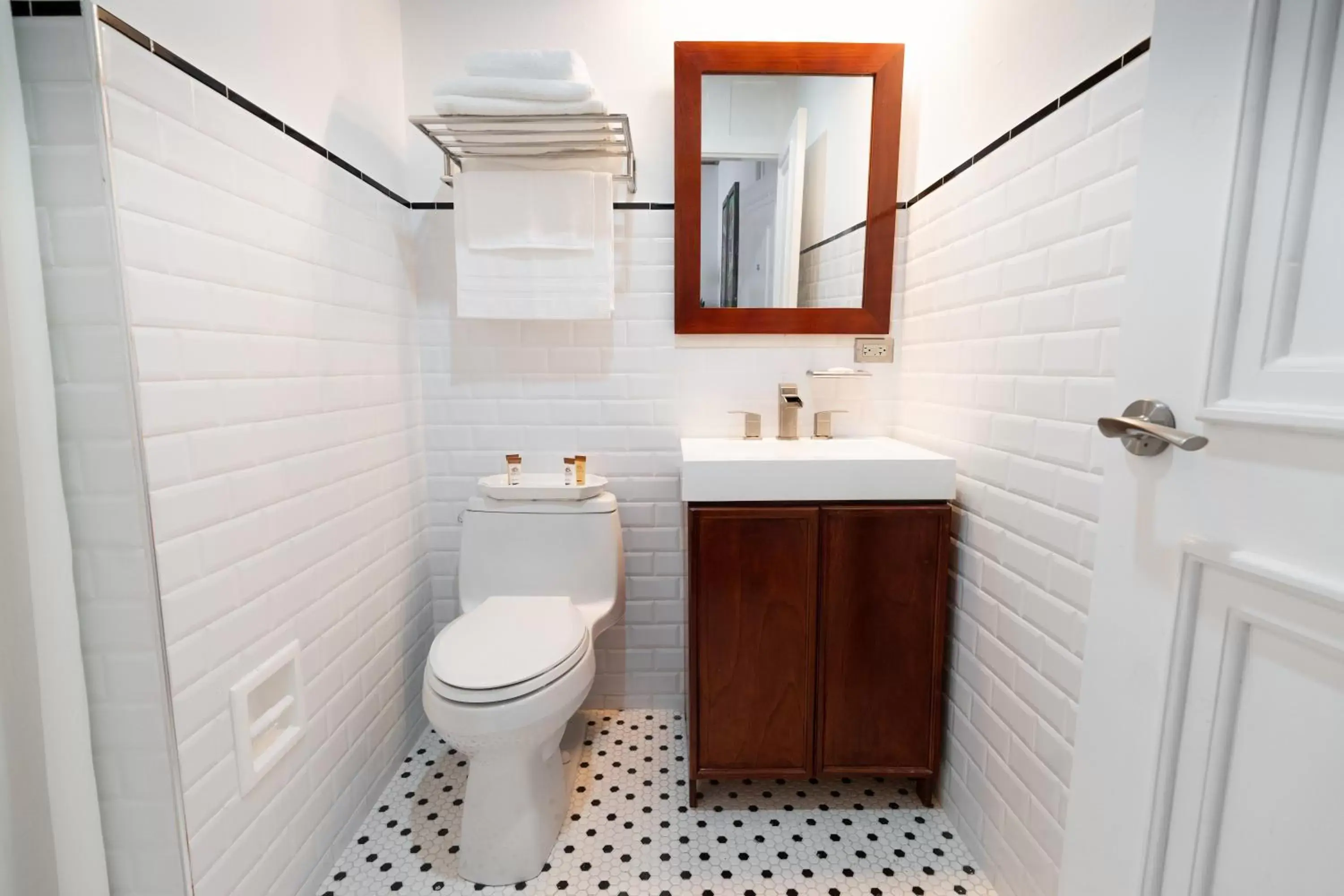Shower, Bathroom in Casa Wilson Inn