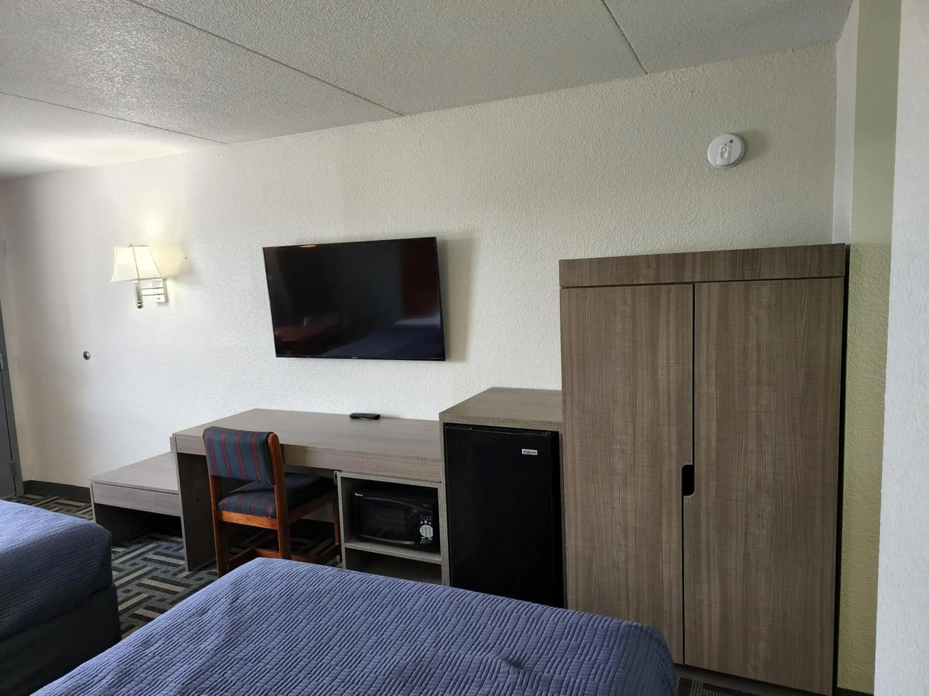 TV and multimedia, TV/Entertainment Center in Relax Inn