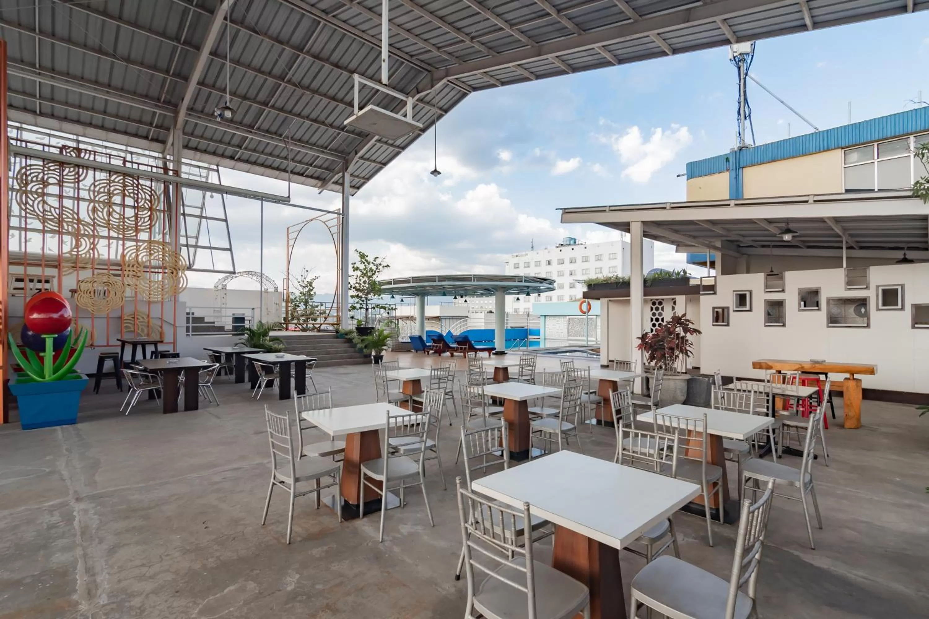 Restaurant/places to eat in RedDoorz Premium near Bandung Station