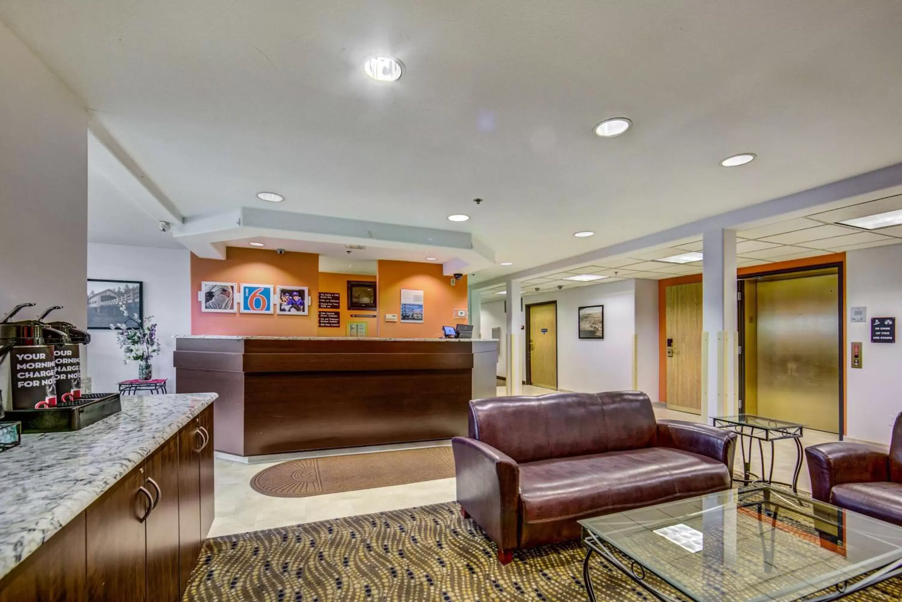 Communal lounge/ TV room, Lobby/Reception in Motel 6-Sutherlin, OR