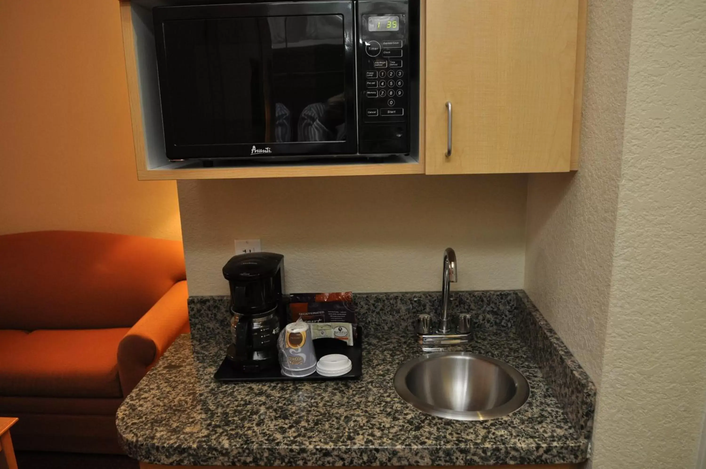 Coffee/tea facilities, Kitchen/Kitchenette in Hampton Inn & Suites Cathedral City