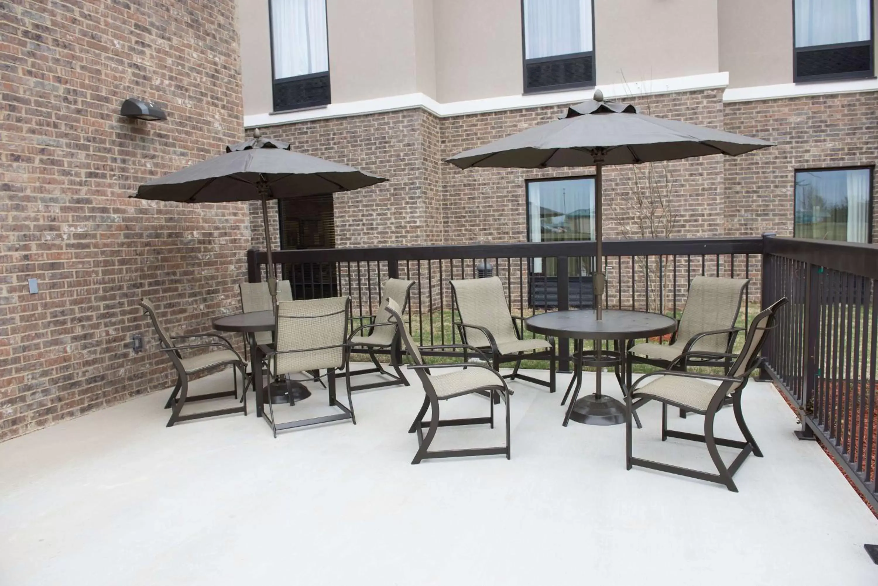 Patio in Hampton Inn and Suites Hope