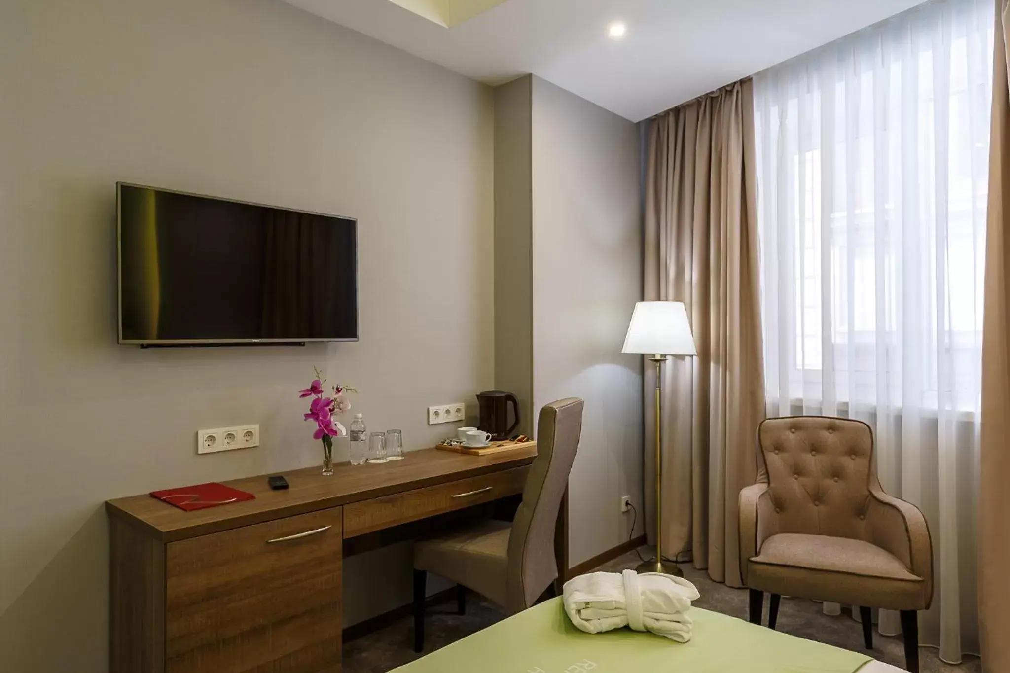 TV and multimedia, TV/Entertainment Center in Renion Hills Hotel