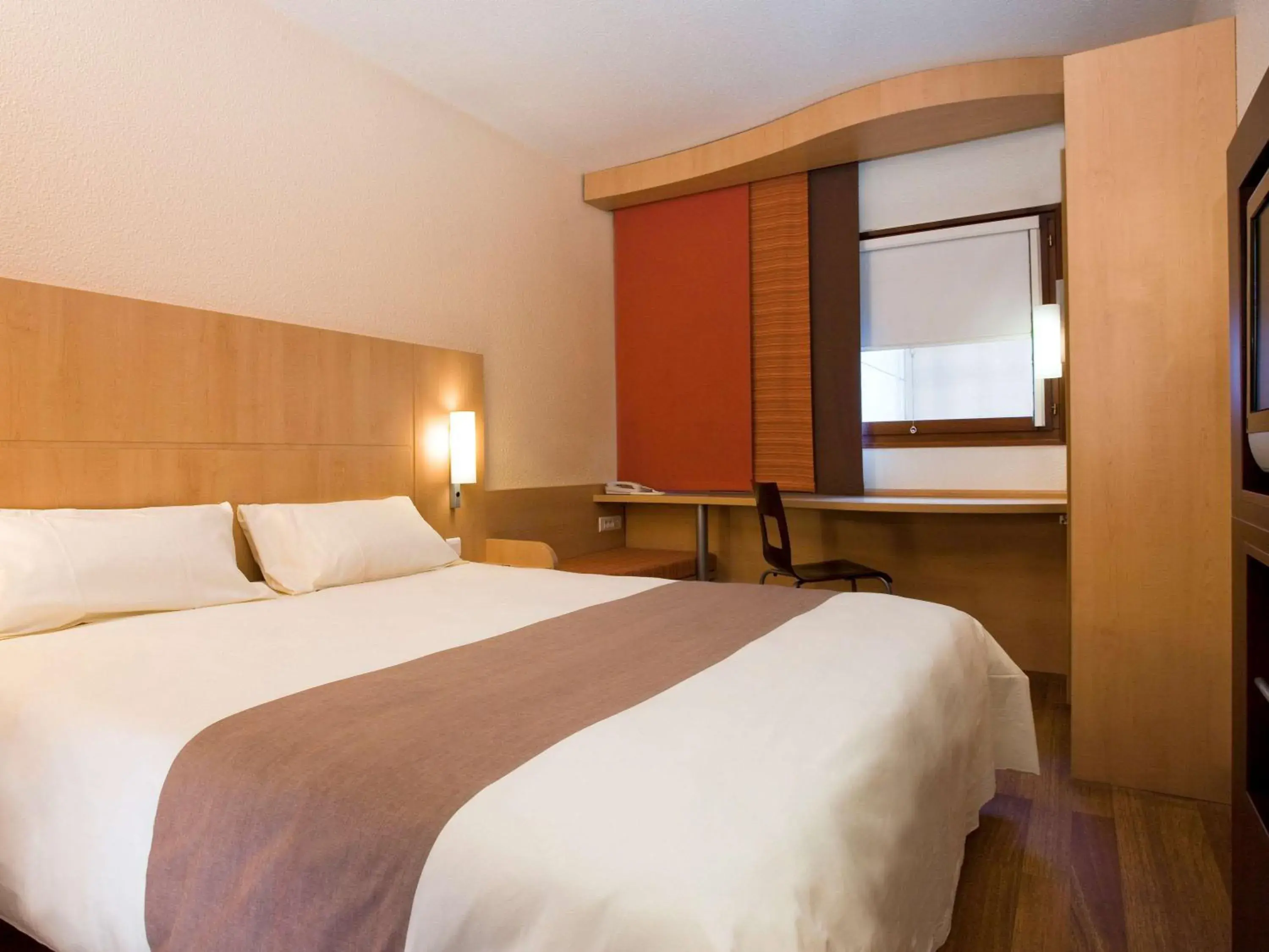 Photo of the whole room, Bed in ibis Paris Porte d Italie