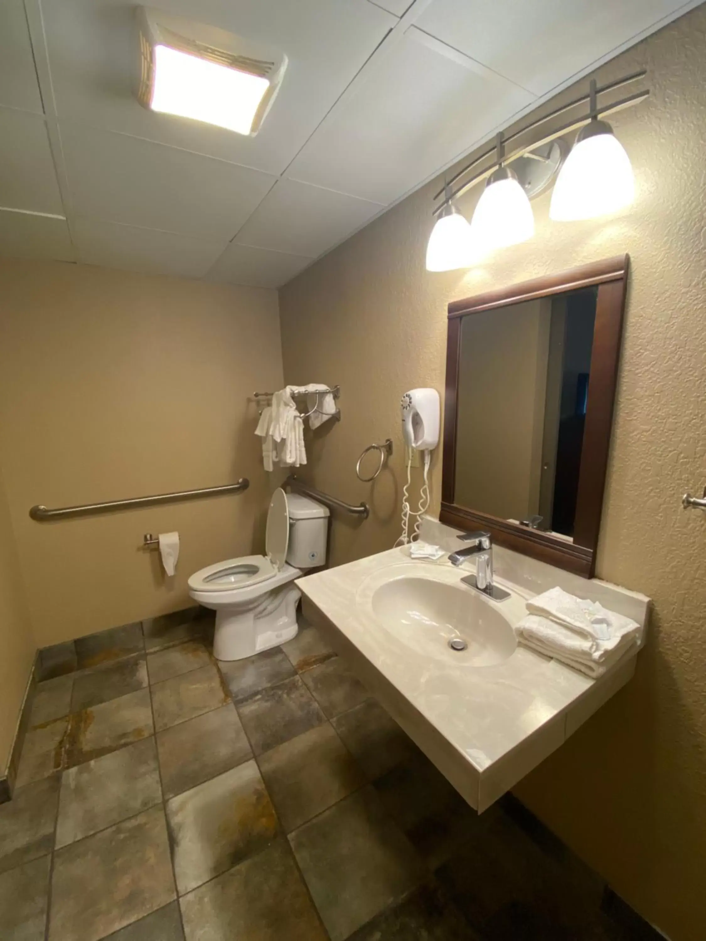 Bathroom in Southern Oaks Inn