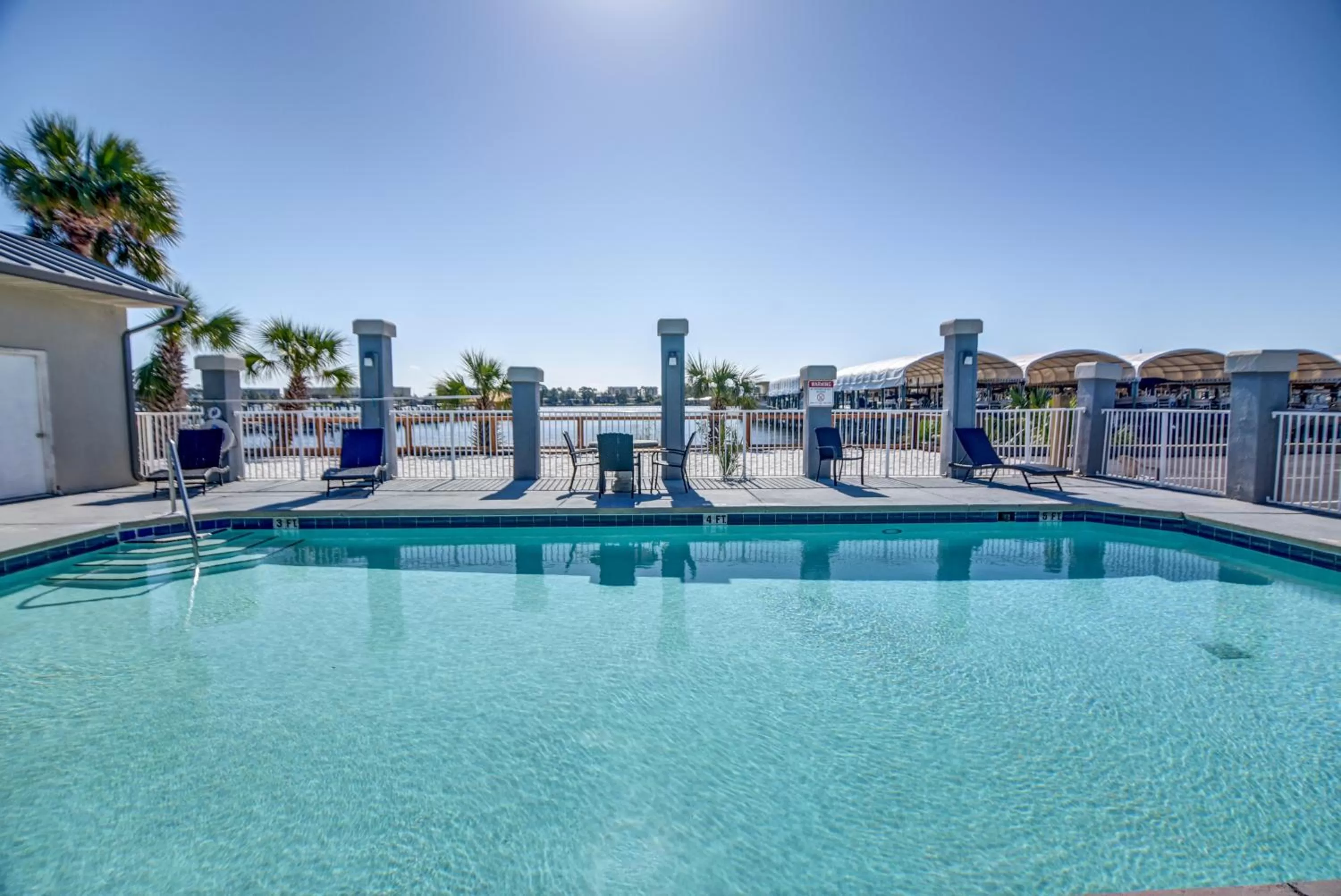 Swimming pool in Seabreeze Inn - Fort Walton
