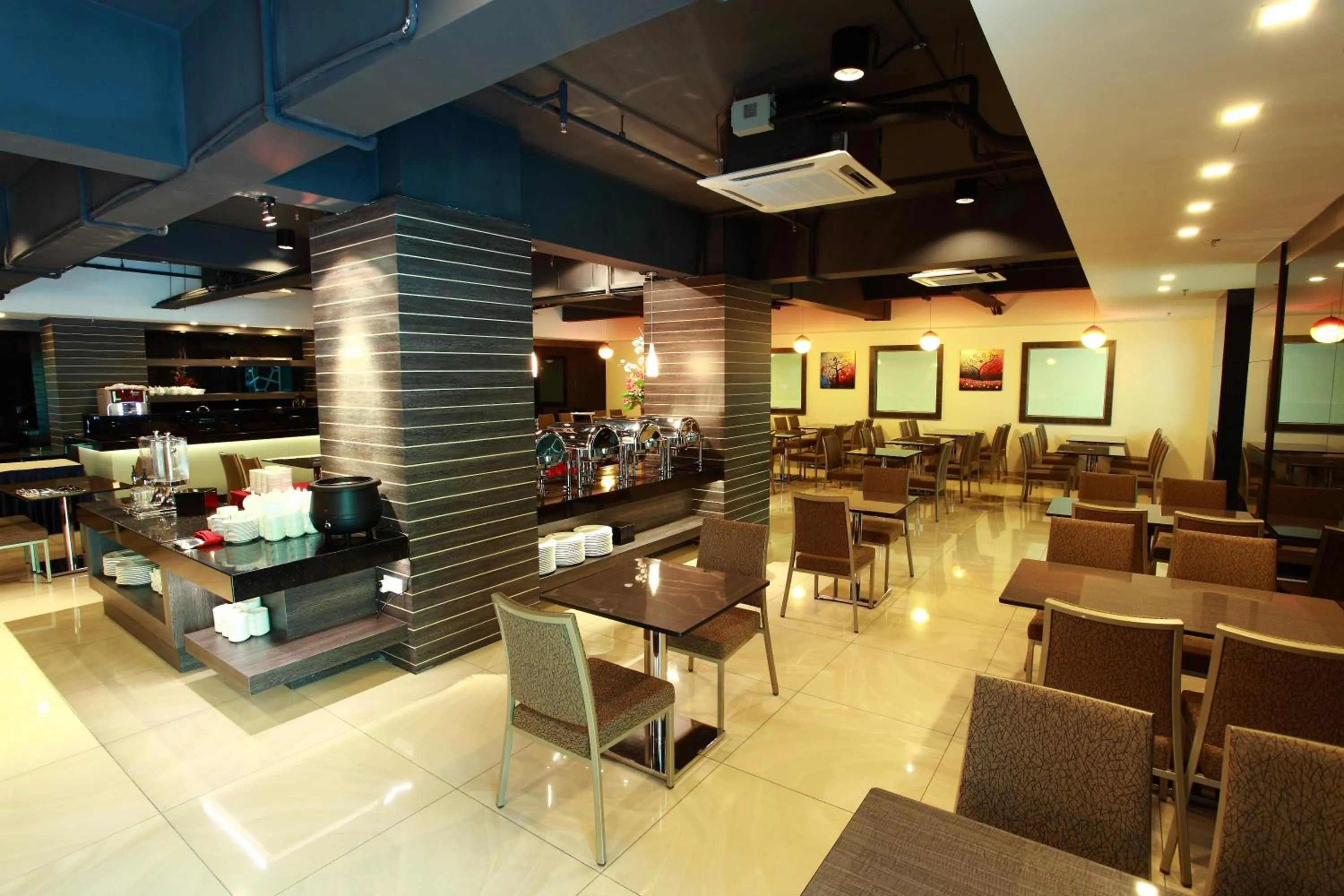 Restaurant/places to eat in Symphony Suites Hotel
