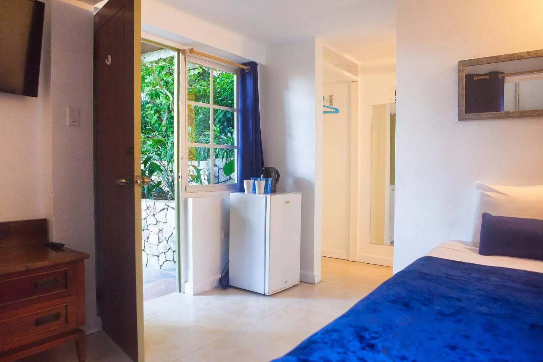 Bed, TV/Entertainment Center in Caribic House