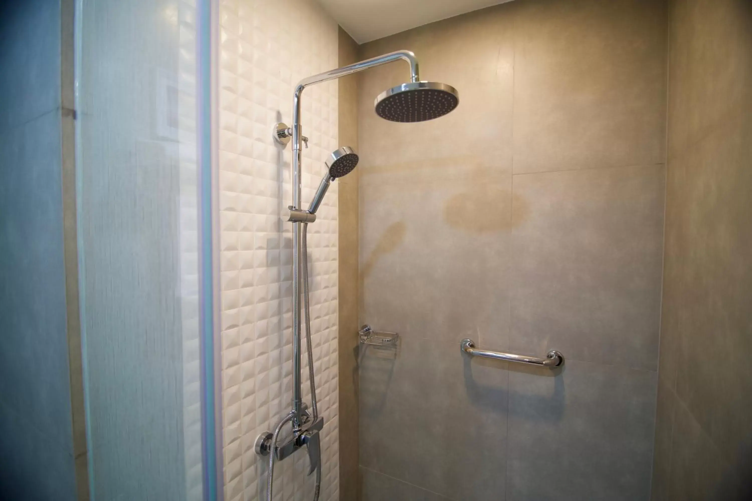 Shower, Bathroom in Verse Luxe Hotel Wahid Hasyim