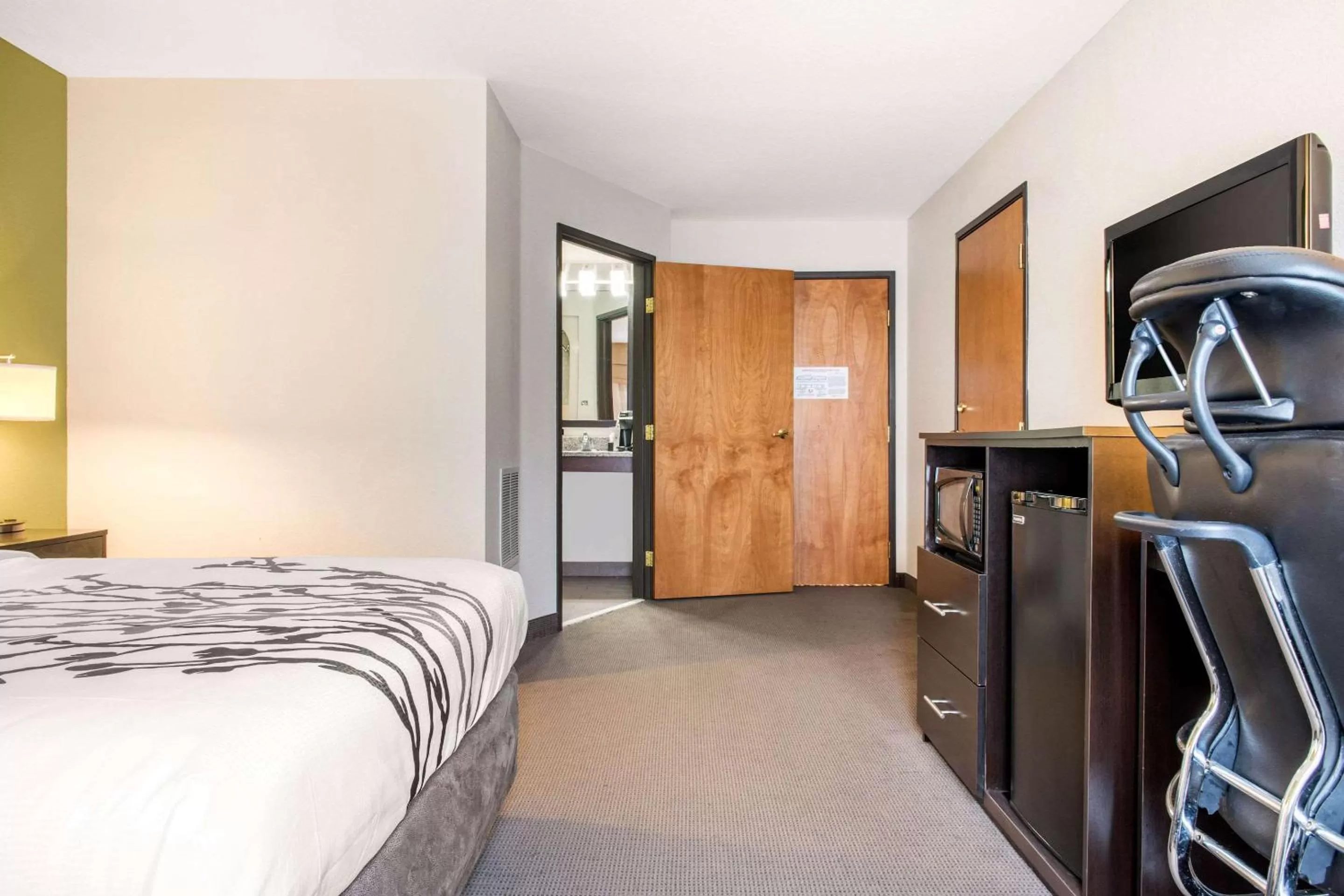 Photo of the whole room, Bed in Sleep Inn & Suites Columbus South