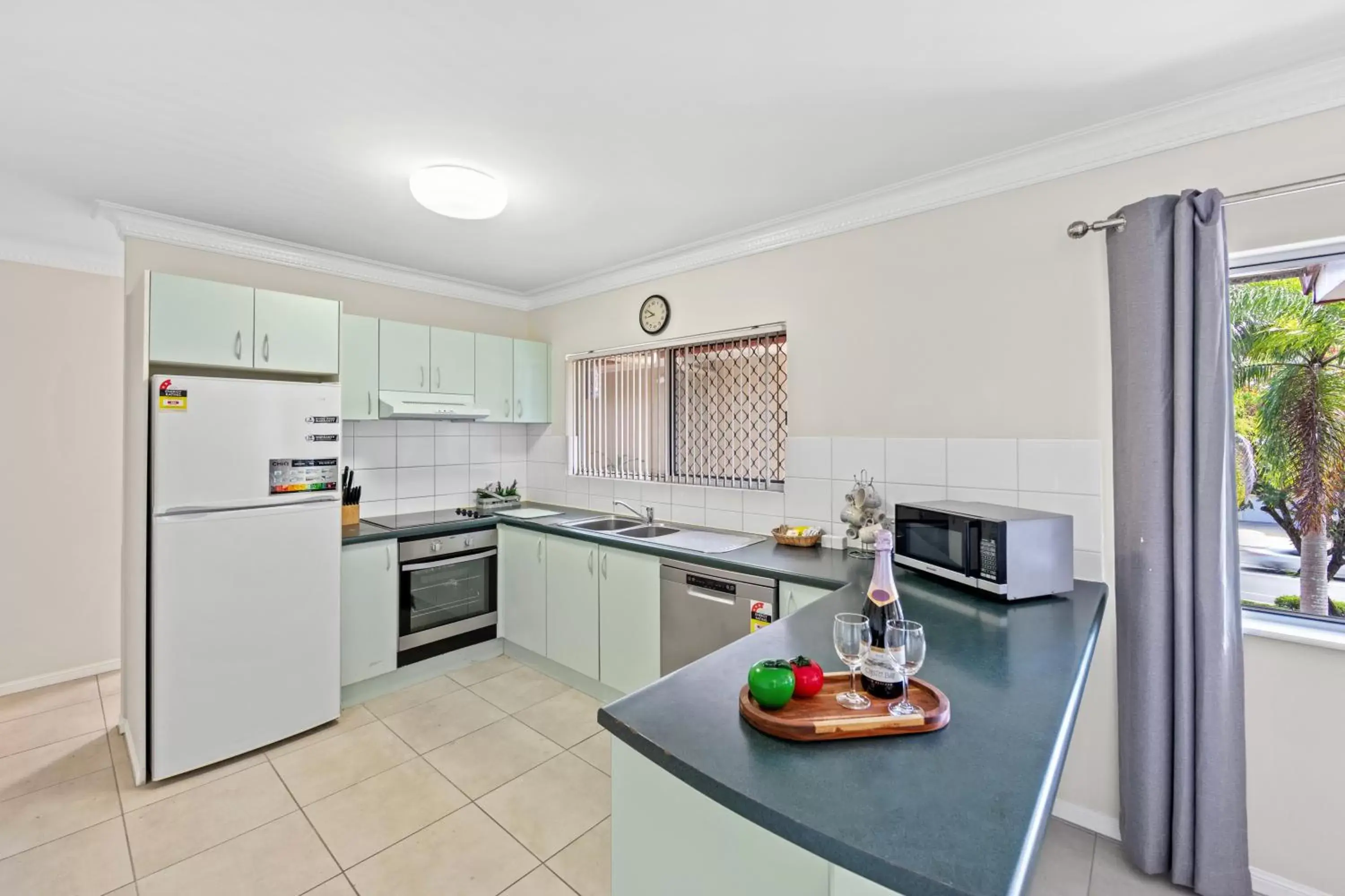 Kitchen or kitchenette, Kitchen/Kitchenette in Koala Court Holiday Apartments