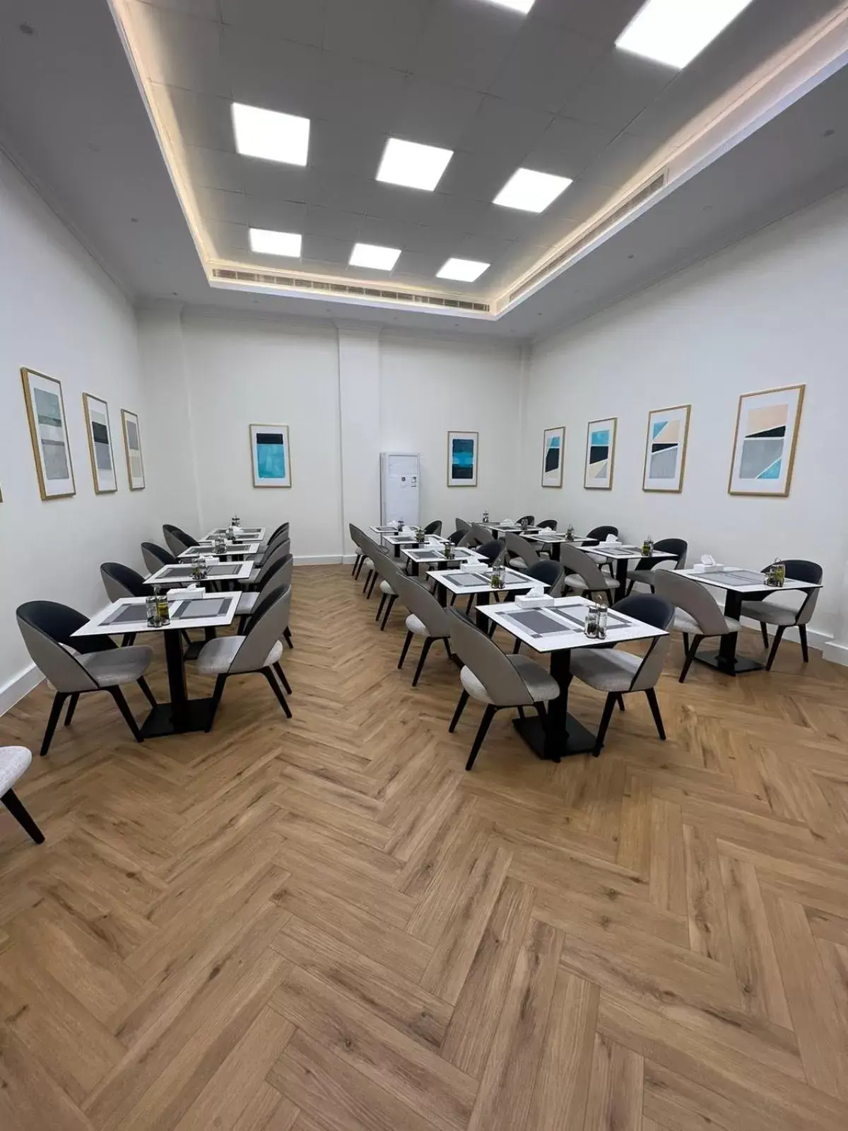 Restaurant/places to eat in Smayah Hotel Restaurant/places to eat in Smayah Hotel